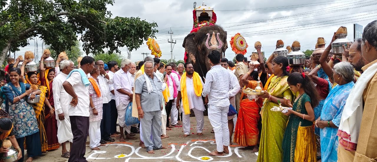 ಗ್ರಂಥದ ಲೋಕಾರ್ಪಣೆ ಮುಂಚೆ ಆನೆಯ ಮೇಲೆ ಇಟ್ಟು ಮೆರವಣಿಗೆ ಮಾಡಲಾಯಿತು