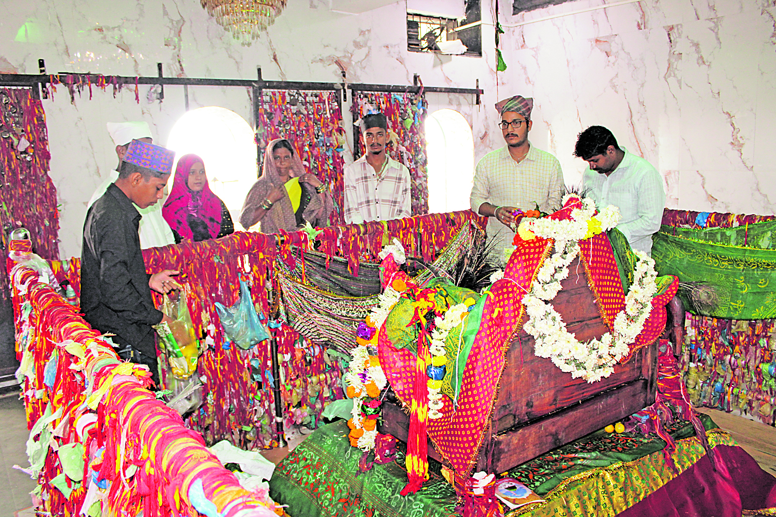 ಇಷ್ಟಾರ್ಥ ಸಿದ್ಧಿಗೆ ಪ್ರಾರ್ಥಿಸಿ ಬೇಡುವ ಭಕ್ತರು   