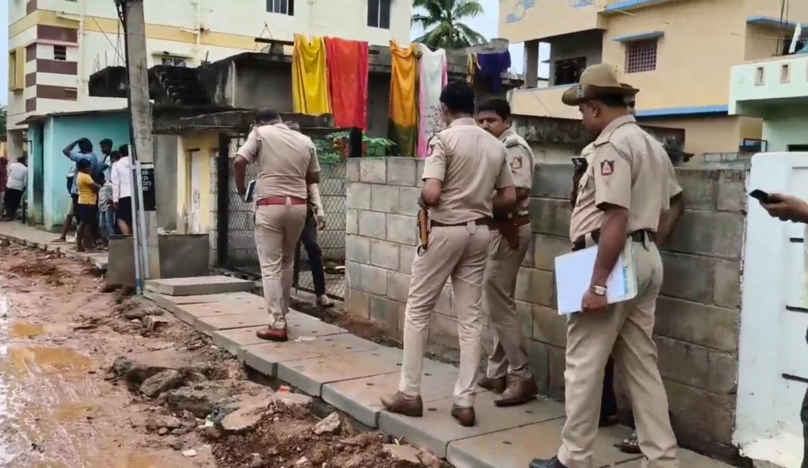 ಇಬ್ಬರು ಮಕ್ಕಳ ಕೊಲೆ ಹಿನ್ನೆಲೆಯಲ್ಲಿ ಪೊಲೀಸರು ಭೇಟಿ ನೀಡಿ ಪರಿಶೀಲಿಸಿದರು