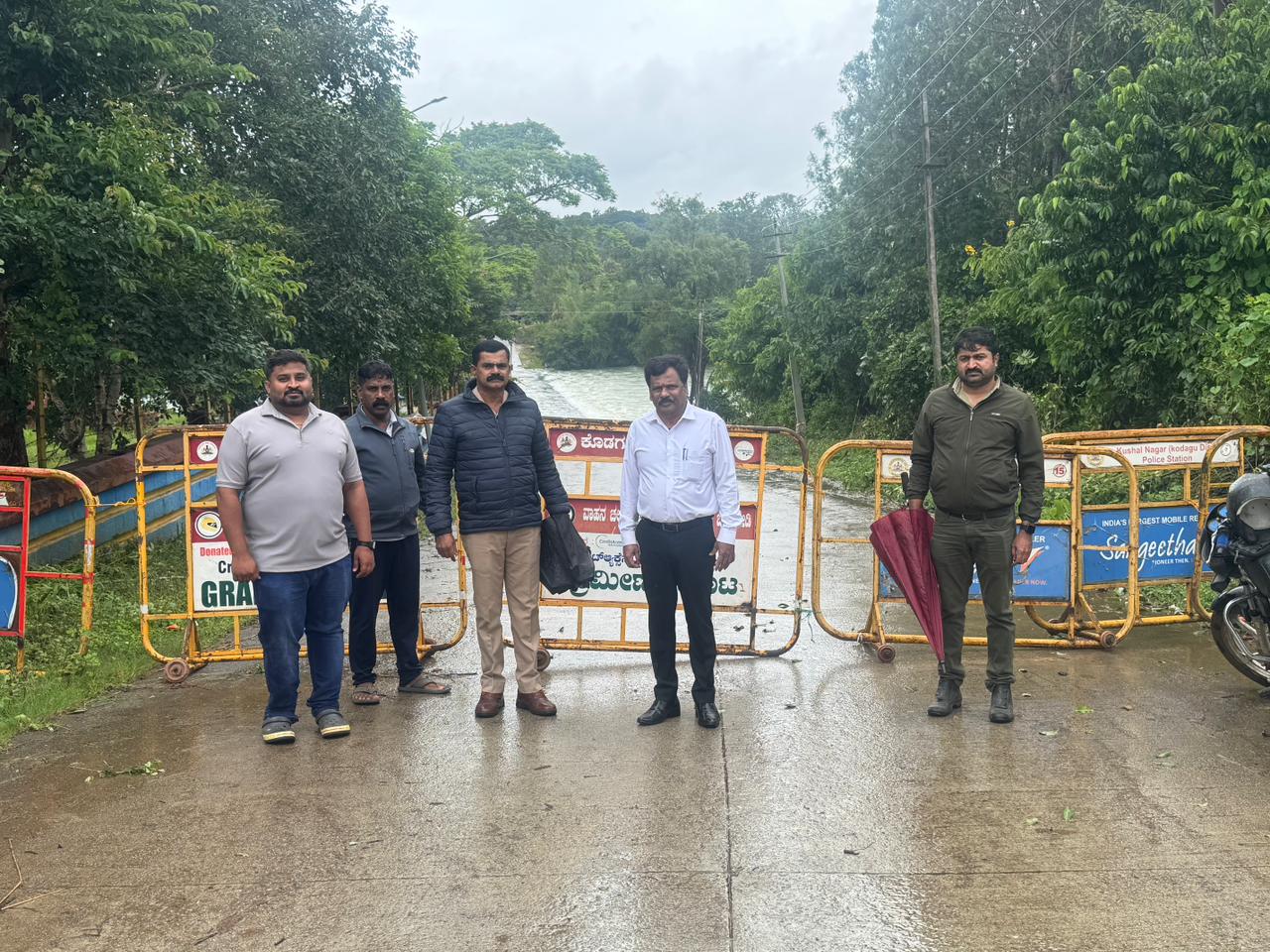 ಕುಶಾಲನಗರ ಸಮೀಪದ ಹಾರಂಗಿ ಜಲಾಶಯಕ್ಕೆ ಭಾನುವಾರ ತಾಲ್ಲೂಕು ತಹಶೀಲ್ದಾರ್ ಕಿರಣ್ ಗೌರಯ್ಯ ಮತ್ತು ಕಂದಾಯ ಅಧಿಕಾರಿಗಳು ಭೇಟಿ ನೀಡಿ ಪರಿಶೀಲಿಸಿದರು