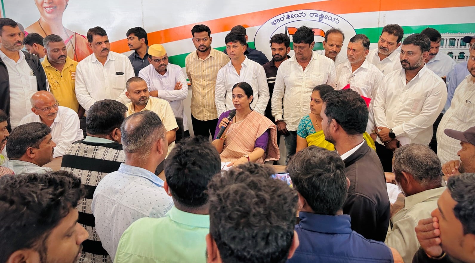 ಬೆಳಗಾವಿ ಗ್ರಾಮೀಣ ವಿಧಾನ ಸಭಾ ಕ್ಷೇತ್ರದ ಸಮಗ್ರ ಅಭಿವೃದ್ಧಿ ಕುರಿತಂತೆ ಕ್ಷೇತ್ರದ ಶಾಸಕಿ ಲಕ್ಷ್ಮೀ ಹೆಬ್ಬಾಳಕರ ಭಾನುವಾರ ಚರ್ಚೆ ನಡೆಸಿದರು