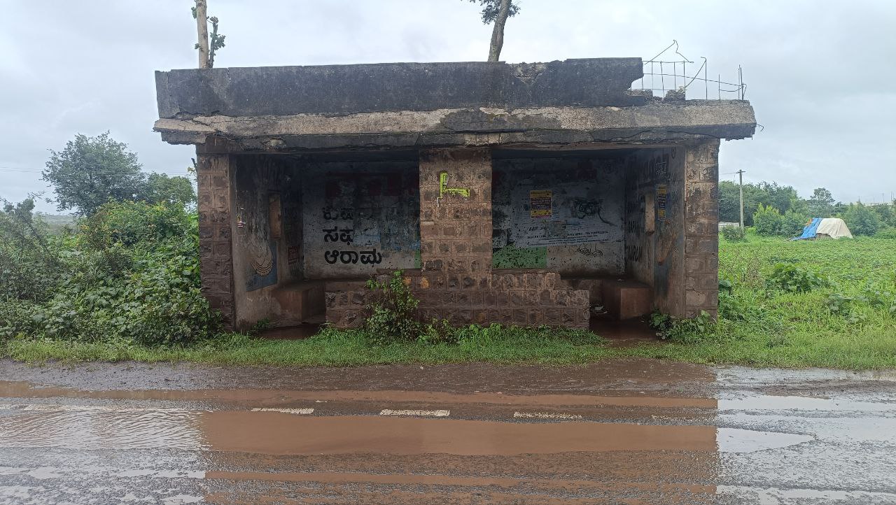 ಚಿಕ್ಕೋಡಿ ಪಟ್ಟಣದ ಹೊರವಲಯದ ಚೆನ್ಯಾನದೊಡ್ಡಿ ಕ್ರಾಸ್‌ನಲ್ಲಿ ದುರಸ್ತಿ ಕಾಣದೇ ಬೀಳುವ ಸ್ಥಿತಿಯಲ್ಲಿರುವ ಬಸ್ ತಂಗುದಾಣ