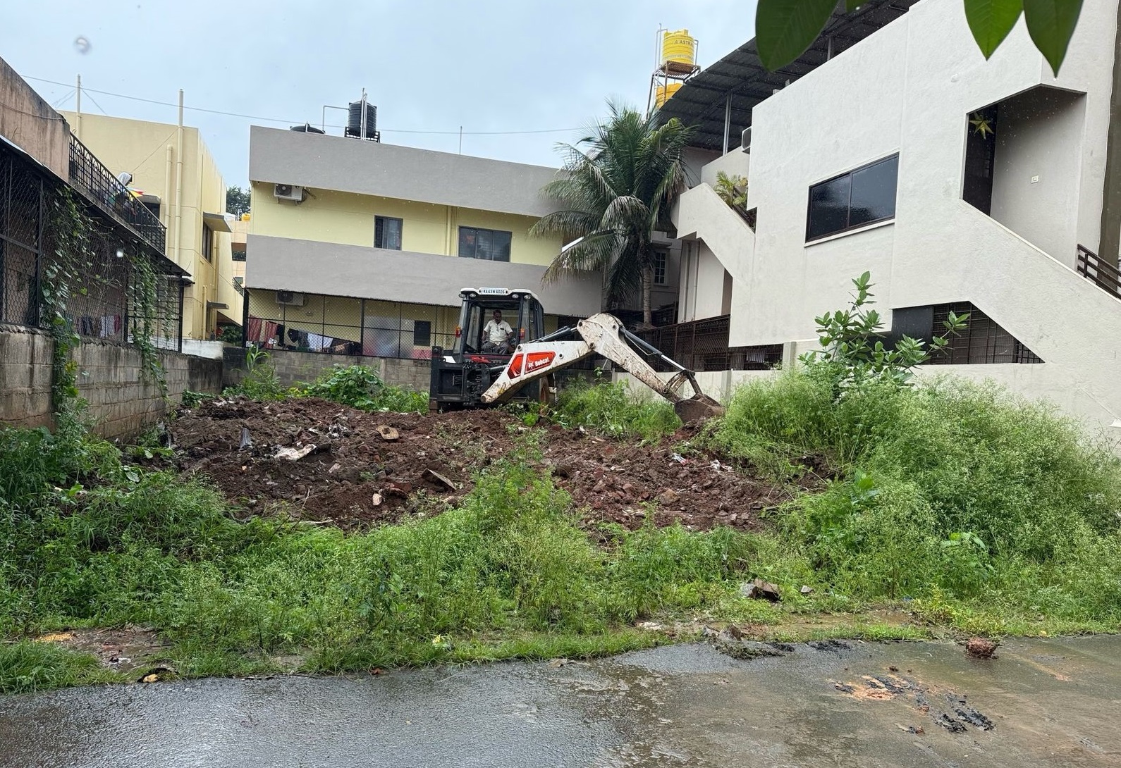 ವಲಯ ಸಂಖ್ಯೆ 6ರ ವ್ಯಾಪ್ತಿಯ ಮಯೂರಿ ಎಸ್ಟೇಟ್‌ನಲ್ಲಿರುವ ಖಾಲಿ ನಿವೇಶನವನ್ನು ಪಾಲಿಕೆ ವತಿಯಿಂದ ಸ್ವಚ್ಛಗೊಳಿಸಲಾಯಿತು