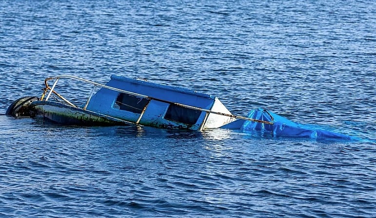 ಮಹಾರಾಷ್ಟ್ರದಲ್ಲಿ ಮೀನುಗಾರಿಕಾ ದೋಣಿ ದುರಂತ: ಹಲವರು ನಾಪತ್ತೆ