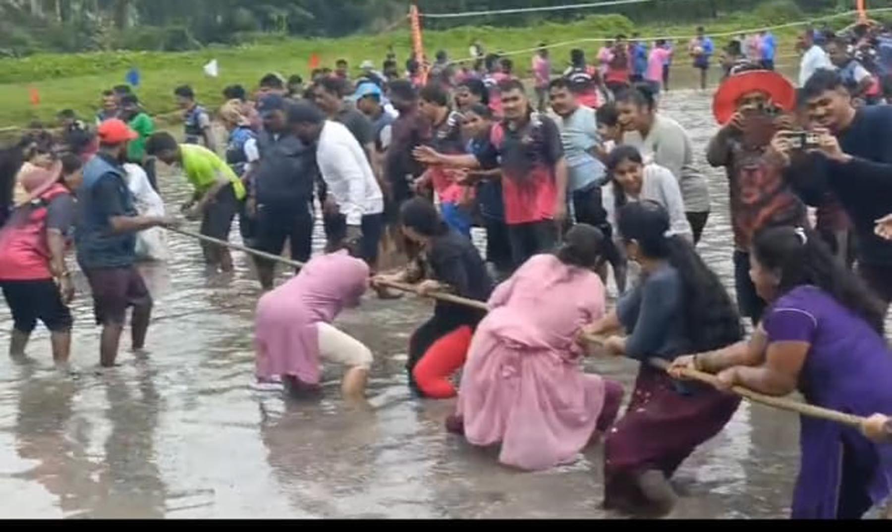 ಗೋಣಿಕೊ‍ಪ್ಪಲಿನಲ್ಲಿ ನಡೆದ ಮಹಿಳಾ ಪೊಲೀಸರ ನಡುವಿನ ಕೆಸರು ಗದ್ದೆ ಹಗ್ಗ ಜಗ್ಗಾಟದ ರೋಚಕ ಕ್ಷಣ