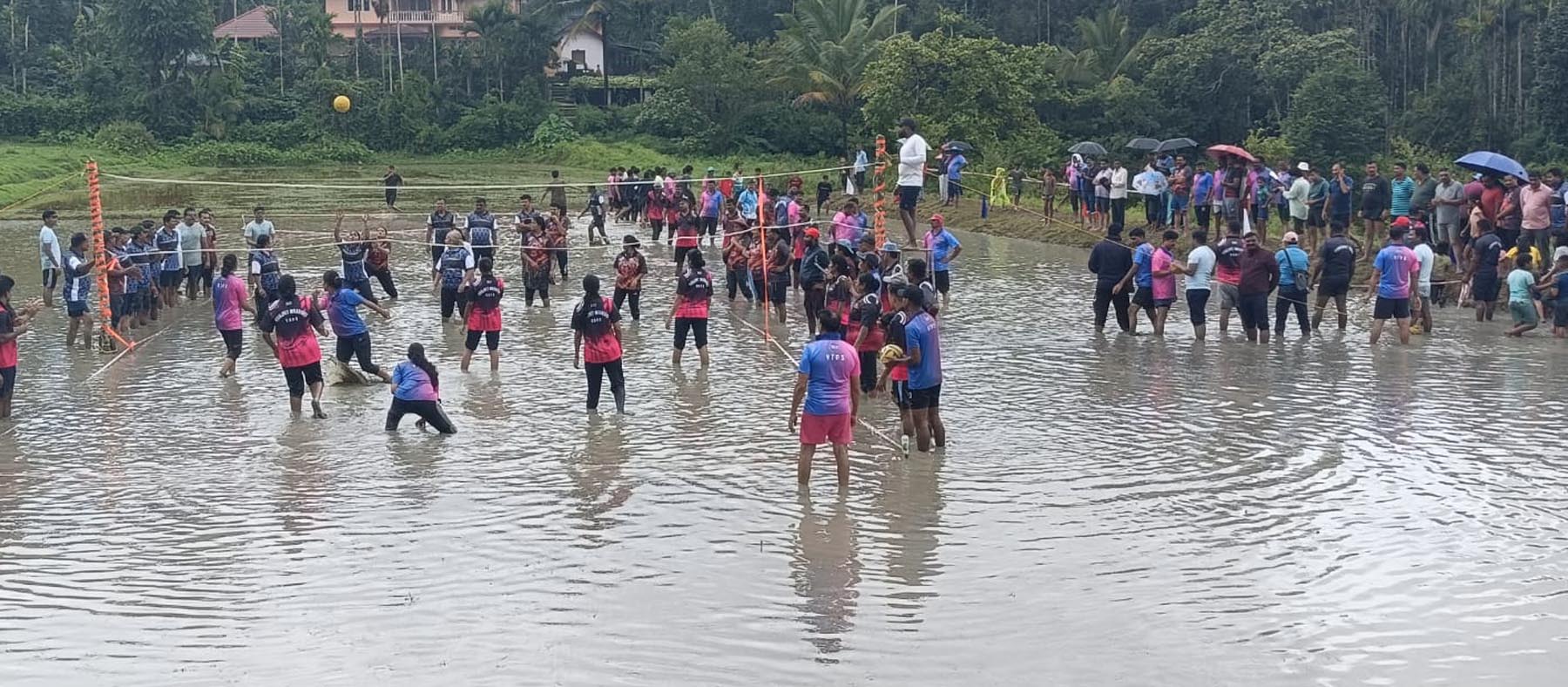 ಗೋಣಿಕೊಪ್ಪಲಿನಲ್ಲಿ ನಡೆದ ಪೊಲೀಸರ ಕೆಸರು ಗದ್ದೆ ಕ್ರೀಡಾ ಕೂಟದ ವಾಲಿಬಾಲ್‌ ಟೂರ್ನಿಯ ಒಂದು ನೋಟ