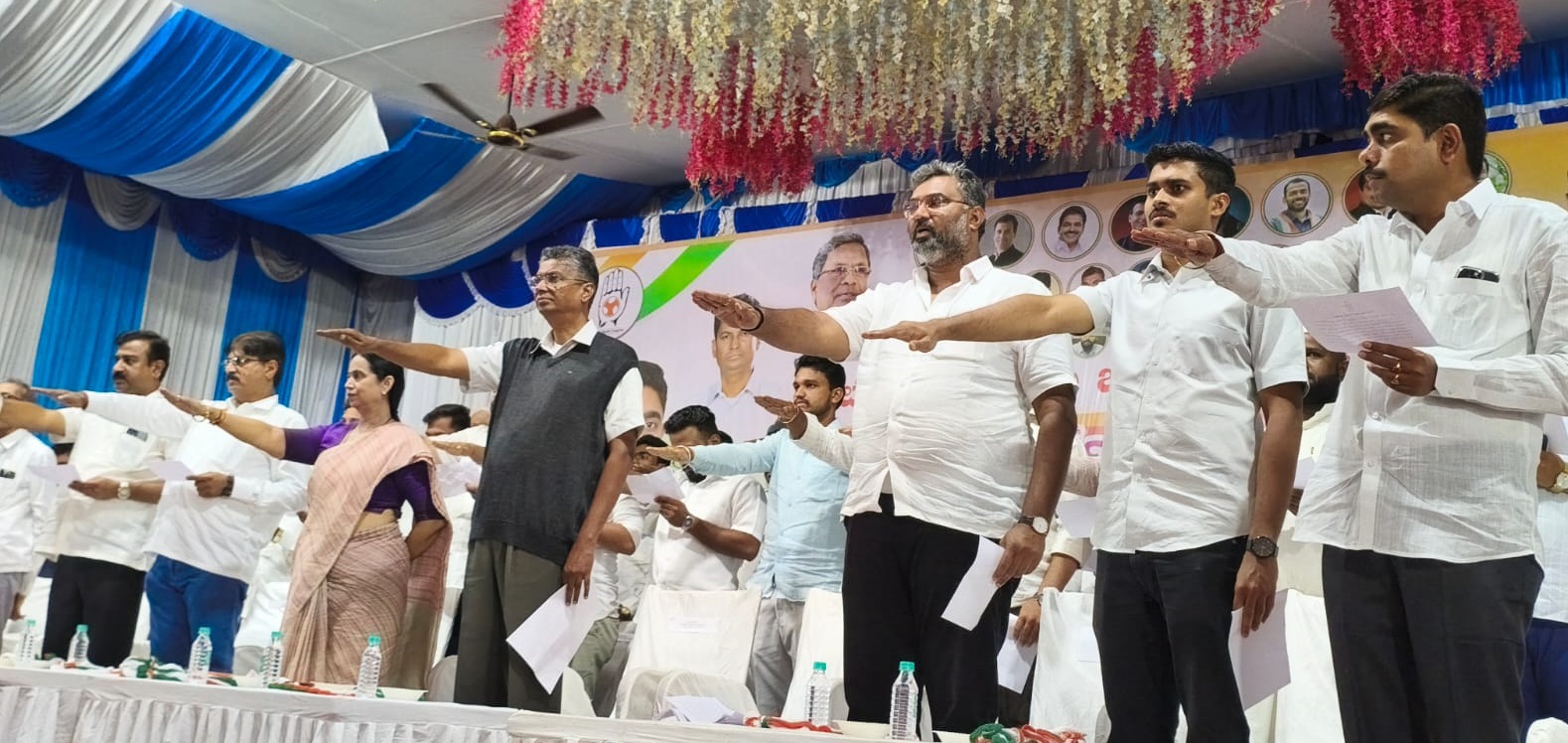 ಬೈಲಹೊಂಗಲದಲ್ಲಿ ಭಾನುವಾರ ಜಿಲ್ಲಾ ಗ್ರಾಮೀಣ ಯುವ ಕಾಂಗ್ರೆಸ್ ಪದಾಧಿಕಾರಿಗಳ ಪದಗ್ರಹಣ ಹಾಗೂ ಯುವಕರನ್ನು ಜಾಗೃತಗೊಳ್ಳಿಸಲು ‘ಯುವ ಪರ್ವ ಪ್ರತಿಜ್ಞೆ’ ಸಮಾರಂಭದ‌ಲ್ಲಿ ಸಚಿವರಾದ ಲಕ್ಷ್ಮೀ ಹೆಬ್ಬಾಳಕರ ಹಾಗೂ ಸತೀಶ ಜಾರಕಿಹೊಳಿ ಪ್ರತಿಜ್ಞಾವಿಧಿ ಬೋಧಿಸಿದರು
