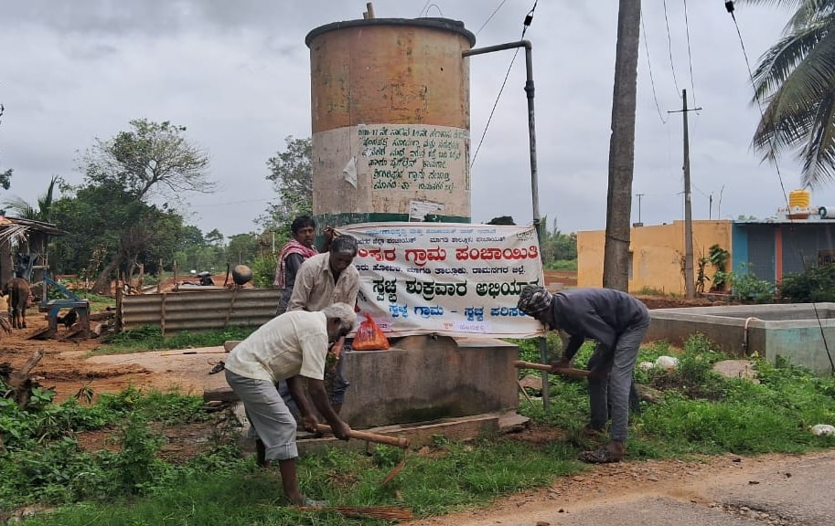 ಮಾಗಡಿ ತಾಲ್ಲೂಕಿನ ಶ್ರೀಗಿರಿಪುರ ಗ್ರಾಮ ಪಂಚಾಯಿತಿ ವ್ಯಾಪ್ತಿಯ ನೀರಿನ ಟ್ಯಾಂಕ್ ಸುತ್ತಮುತ್ತ ಸ್ವಚ್ಛಗೊಳಿಸಿದ ಸಿಬ್ಬಂದಿ