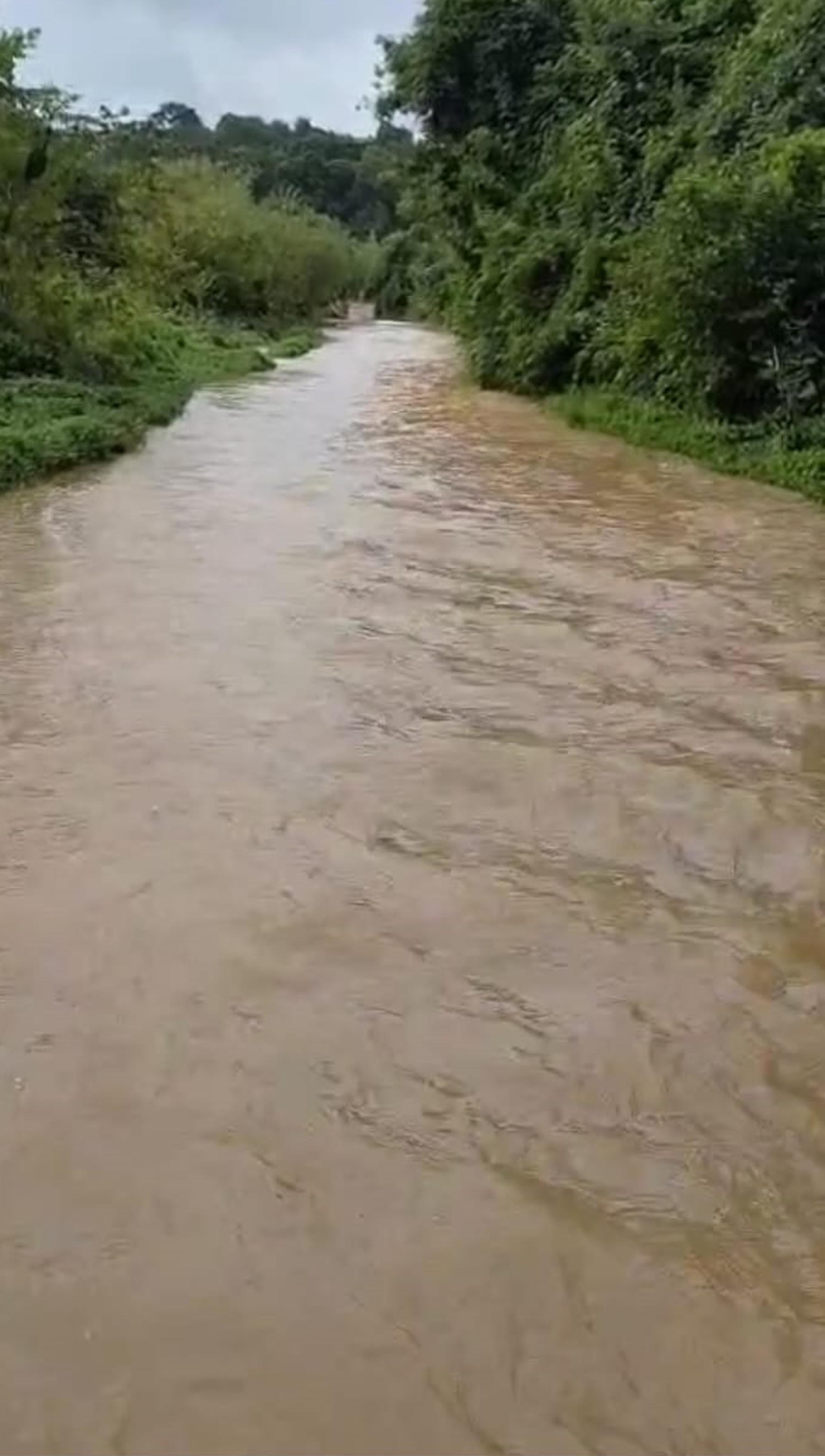 ಗೋಣಿಕೊಪ್ಪಲು ಬಳಿಯ ಬಲ್ಯಮಂಡೂರು ಹರಿಹರ ನಡುವಿನ ರಸ್ತೆ ಲಕ್ಷ್ಮಣತೀರ್ಥ ಪ್ರವಾಹದಿಂದ ಜಲಾವೃತಗೊಂಡಿದೆ.