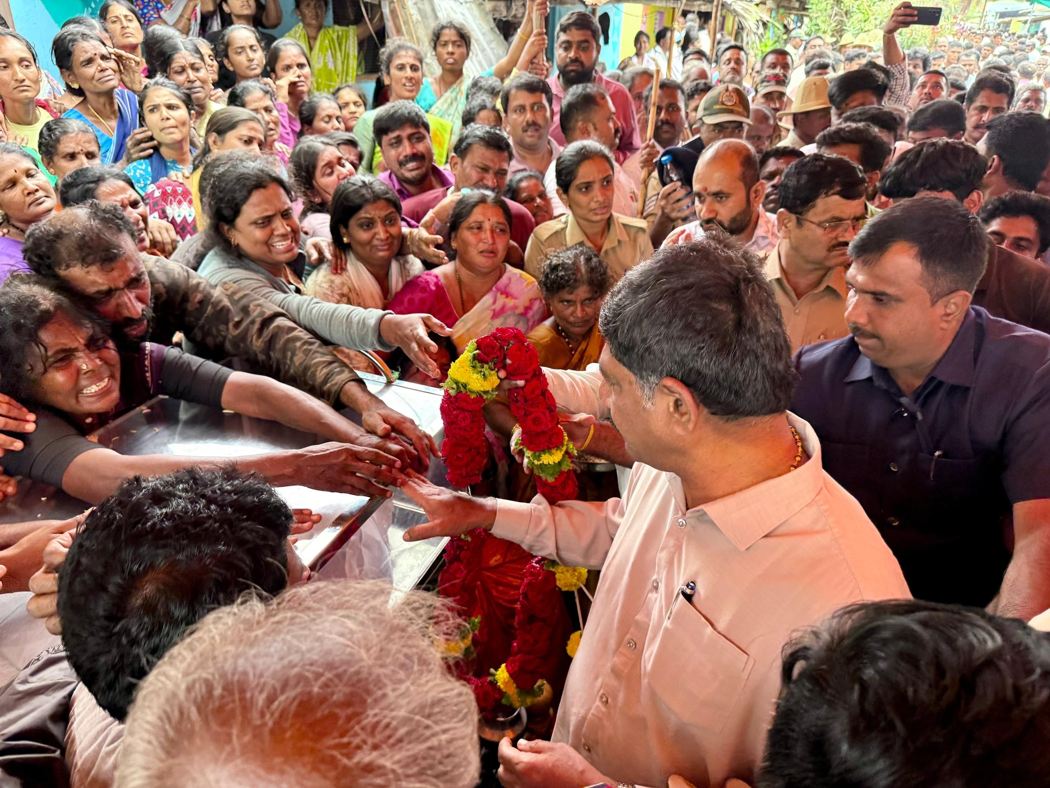 ಕನಕಪುರ ತಾಲ್ಲೂಕಿನ ಸಾತನೂರಿನಲ್ಲಿ ಕೊಲೆಯಾದ ಅಚ್ಚಲು ಗ್ರಾಮ ಪಂಚಾಯಿತಿ ಸದಸ್ಯ ಹೊಂಗಾಣಿದೊಡ್ಡಿಯ ಎನ್. ನಂಜೇಶ್ ಅವರ ಅಂತಿಮ ದರ್ಶನವನ್ನು ಬಮೂಲ್ ಅಧ್ಯಕ್ಷ ಡಿ.ಕೆ. ಸುರೇಶ್ ಪಡೆದರು