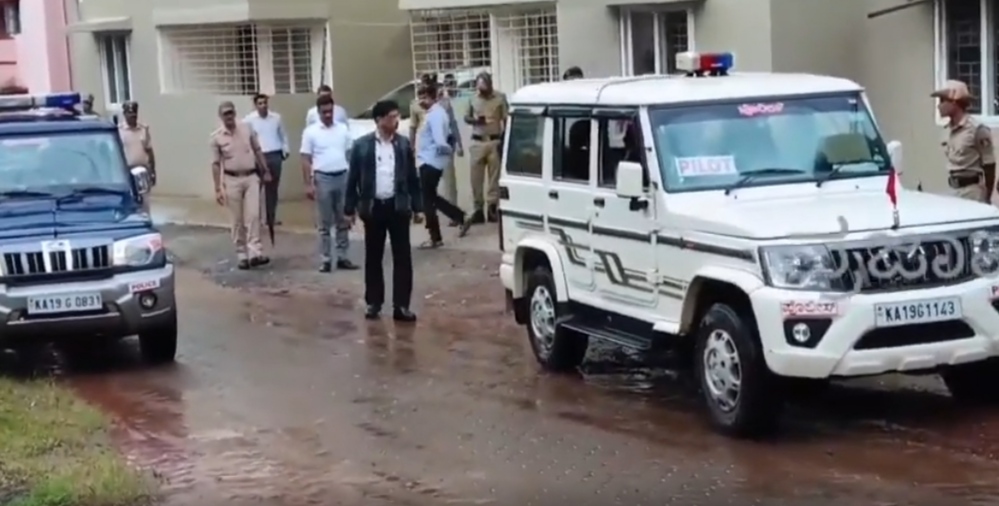 ಪ್ರಣವ್ ಮೊಹಾಂತಿ ನೇತೃತ್ವದ ಎಸ್‌ಐಟಿ ಅಧಿಕಾರಿಗಳ ತಂಡವು ಬೆಳ್ತಂಗಡಿಯಲ್ಲಿ ಸಜ್ಜುಗೊಳ್ಳುತ್ತಿರುವ ಎಸ್‌ಐಟಿ ಕಚೇರಿಗೆ ಭಾನುವಾರ ಭೇಟಿ ನೀಡಿ ಪರಿಶೀಲಿಸಿತು 
