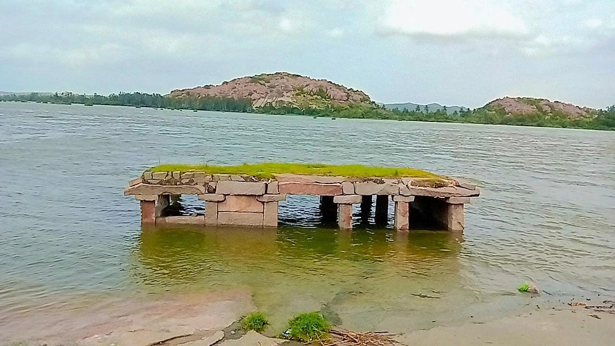 ತುಂಗಭದ್ರಾ ಜಲಾಶಯದಿಂದ ನದಿಗೆ ನೀರು ಬಿಡುಗಡೆ: ಸೇತುವೆ ಮುಳುಗಡೆ, ಸಂಪರ್ಕ ಕಡಿತ