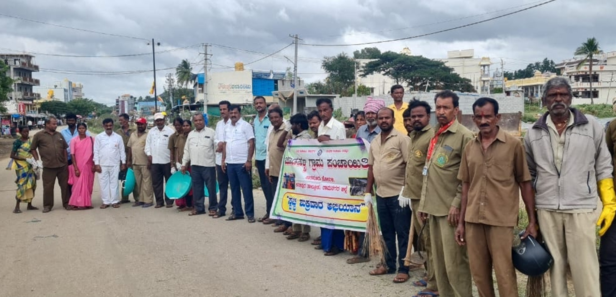 ಸ್ವಚ್ಛ ಶುಕ್ರವಾರ ಕಾರ್ಯಕ್ರಮದಲ್ಲಿ ಪಾಲ್ಗೊಂಡ ಕನಕಪುರ ತಾಲ್ಲೂಕಿನ ಚೂಡಹಳ್ಳಿ ಗ್ರಾಮ ಪಂಚಾಯಿತಿ ಸಿಬ್ಬಂದಿ . ಅಧಿಕಾರಿಗಳು ಹಾಗೂ ಸ್ಥಳೀಯರಿದ್ದಾರೆ