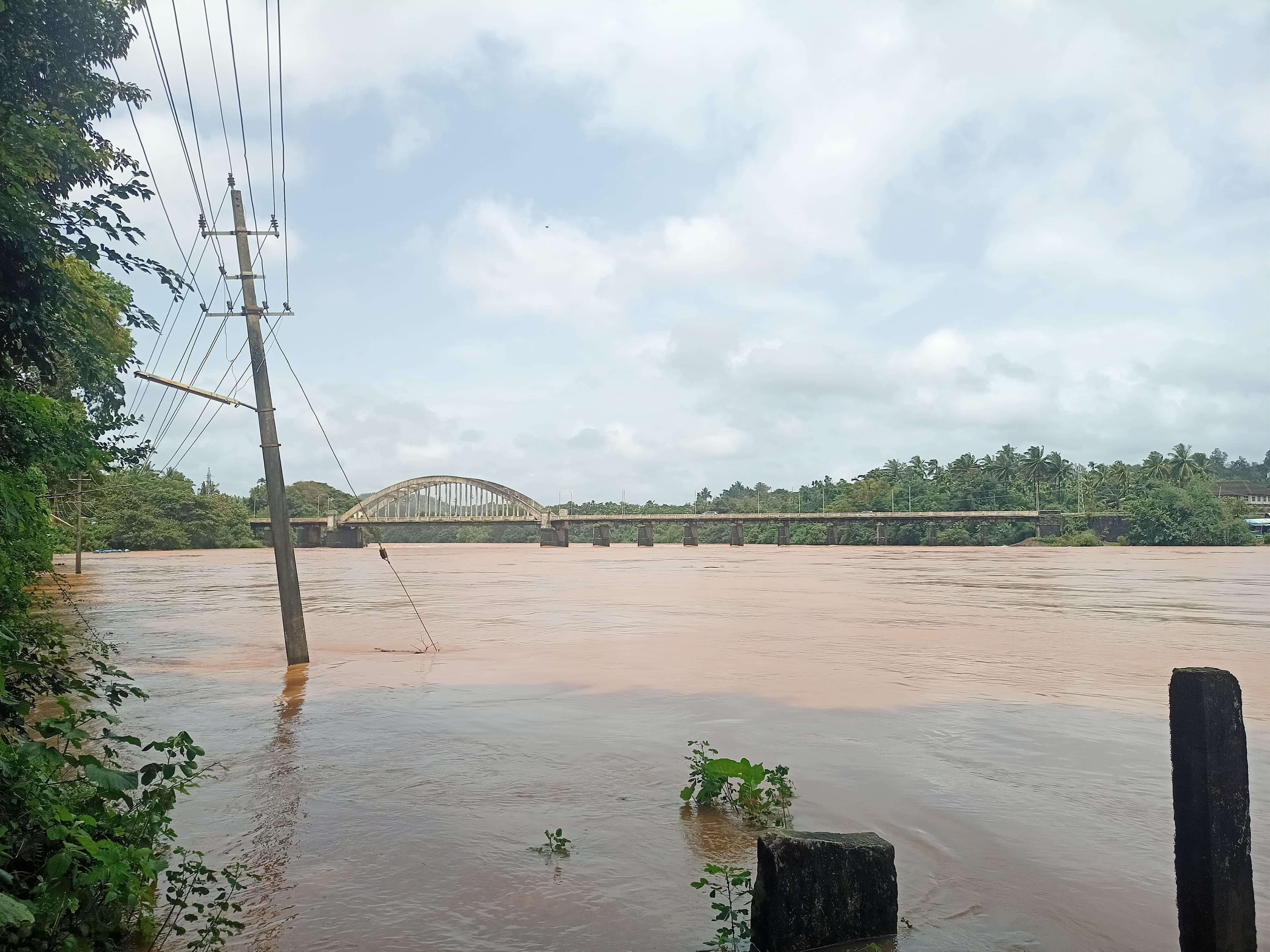 ಕಾಮಾನು ಸೇತುವೆಯ ಕೆಳಭಾಗ ತುಂಗಾ ನದಿ ಪ್ರವಾಹ ಉಕ್ಕಿ ಹರಿಯಿತು