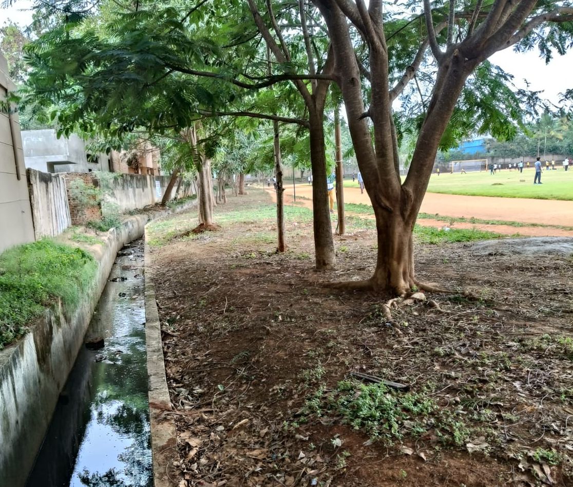 ಭಗತ್‌ಸಿಂಗ್‌ ಕ್ರೀಡಾಂಗಣದ ಒಳಗೆ ಇರುವ ತೆರೆದ ಚರಂಡಿ ಕಾಲುವೆ