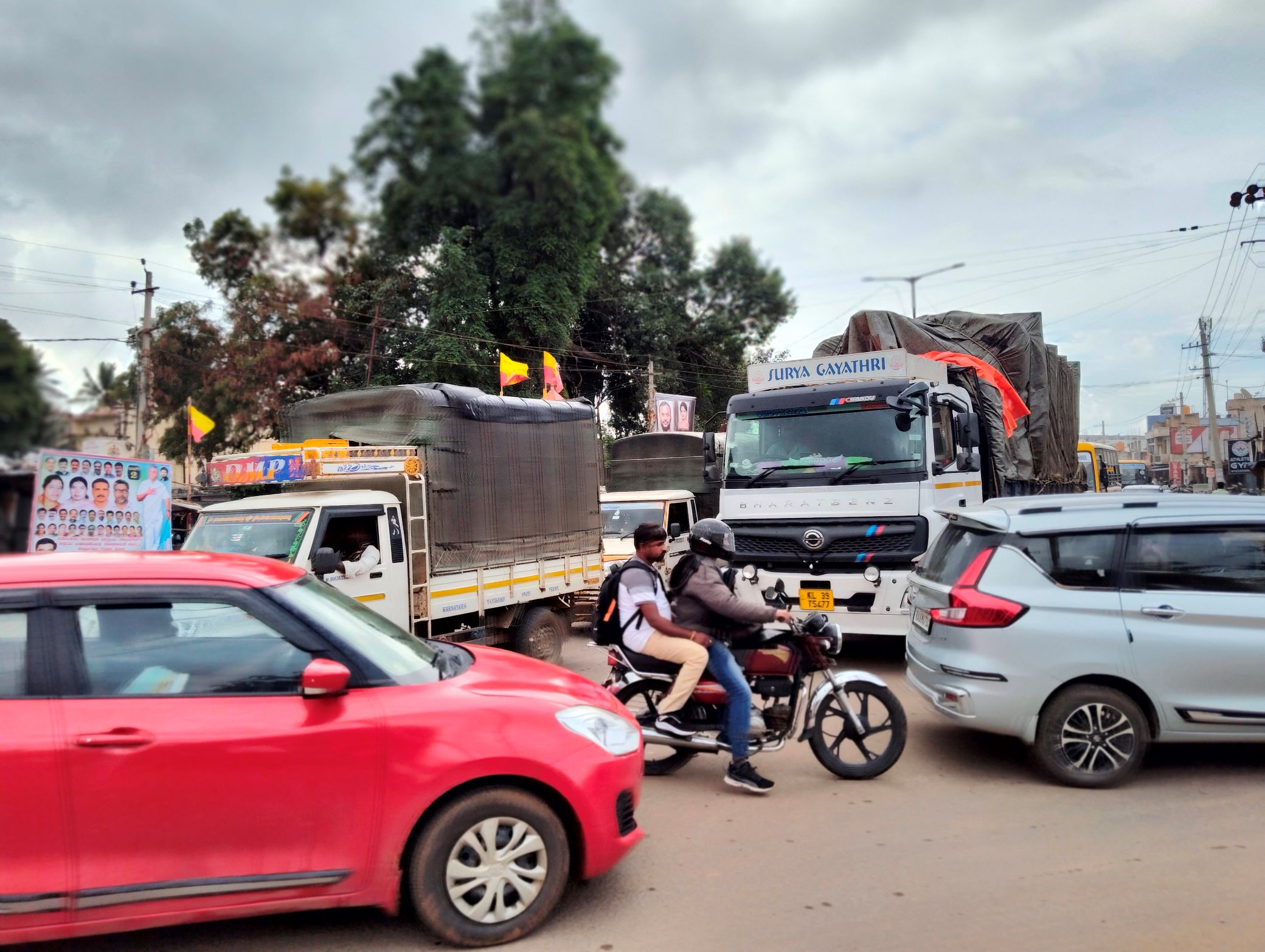 ಮಾಲೂರು ಮಾರಿಕಾಂಬ ವೃತ್ತದಲ್ಲಿ ವಾಹನಗಳು ಅಡ್ಡಾದಿಡ್ಡಿ ಚಾಲನೆ ಮಾಡುತ್ತಿರುವುದು 