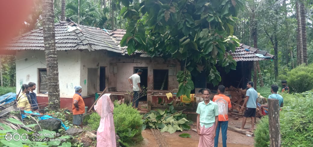 ಮನೆ ಮೇಲೆ ಮರ ಬಿದ್ದು ಹಾನಿಯಾಗಿದೆ