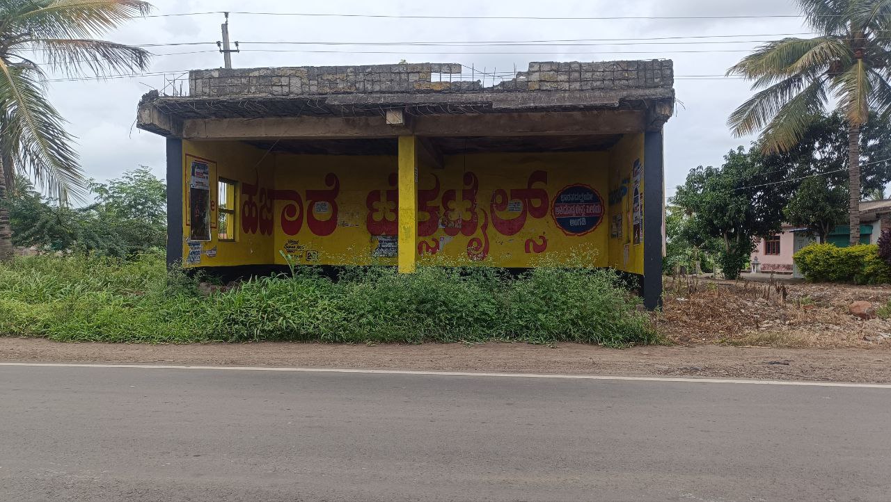 ಚಿಕ್ಕೋಡಿ ತಾಲ್ಲೂಕಿನ ಸಿದ್ದಾಪೂರವಾಡಿ ಗ್ರಾಮದ ಬಳಿಯಲ್ಲಿ ಶಿಥಲಗೊಂಡಿರುವ ಬಸ್ ತಂಗುದಾಣ