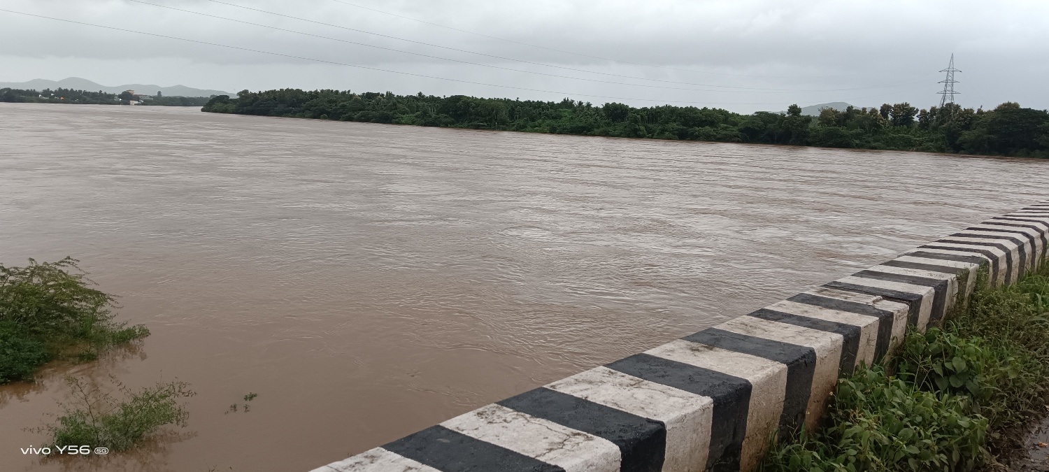 ಹೊನ್ನಾಳಿಯಲ್ಲಿ ತುಂಗಾಭದ್ರಾ ನದಿ ನೀರಿನ ಮಟ್ಟ ಏರಿಕೆಯಾಗಿದ್ದು ತುಂಬಿ ಹರಿಯುತ್ತಿದೆ