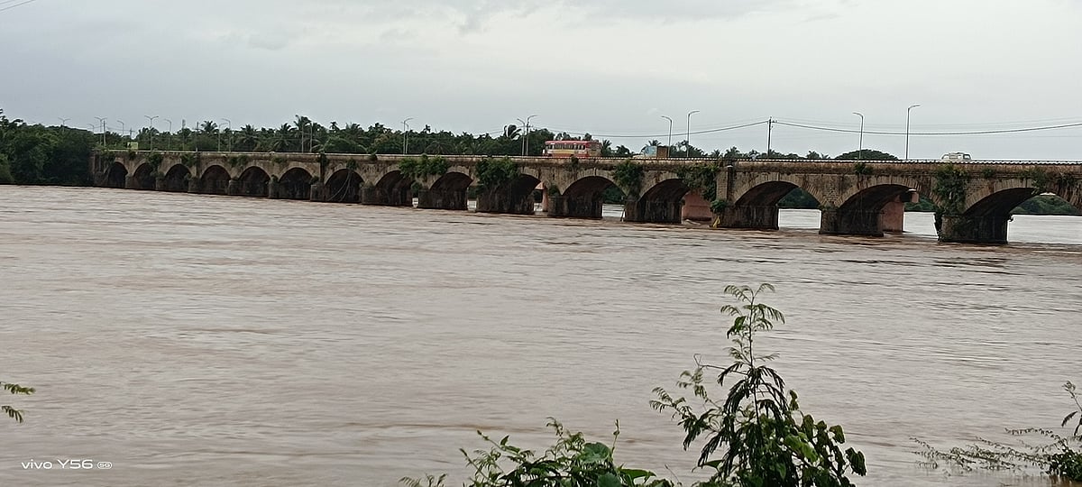 ಅಪಾಯದ ಮಟ್ಟ ಮೀರಿದ ತುಂಗಾಭದ್ರಾ ನದಿ: ಹೊನ್ನಾಳಿಯಲ್ಲಿ 10 ಕುಟುಂಬ ಸ್ಥಳಾಂತರ