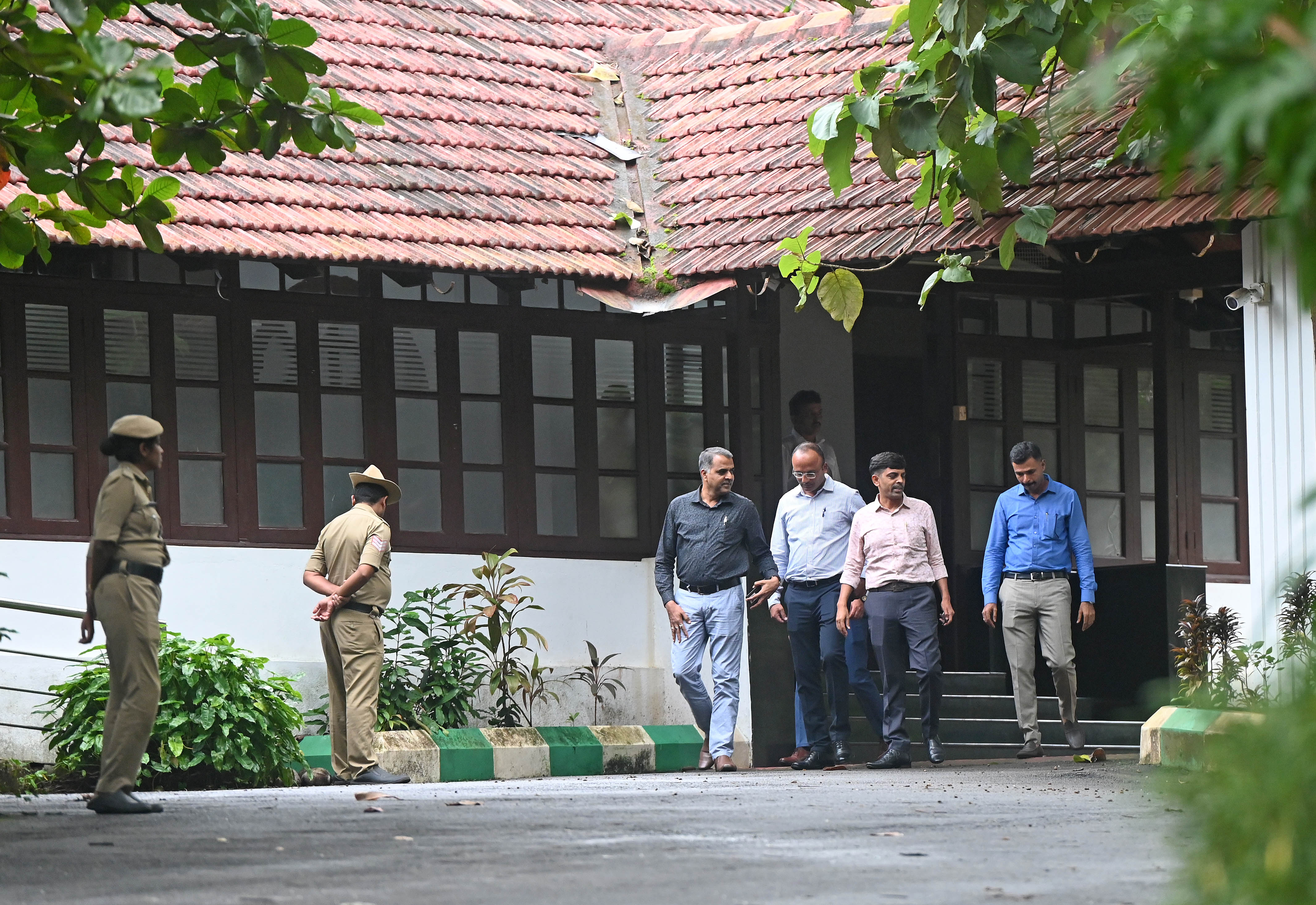 ಧರ್ಮಸ್ಥಳ ಪೊಲೀಸ್ ಠಾಣಾ ವ್ಯಾಪ್ತಿಯಲ್ಲಿ ಈ ಹಿಂದೆ ನಡೆದಿವೆ ಎನ್ನಲಾದ ಅಪರಾಧ ಕೃತ್ಯಗಳಿಗೆ ಸಂಬಂಧಿಸಿದ ಮೃತದೇಹಗಳನ್ನು ಹೂತುಹಾಕಲಾಗಿದೆ ಎಂಬ ಕುರಿತು ದಾಖಲಾದ ಪ್ರಕರಣ ಸಂಬಂಧ ಸಾಕ್ಷಿ ದೂರುದಾರನಿಂದ ಹೇಳಿಕೆ ದಾಖಲಿಸಿಕೊಂಡ ಬಳಿಕ ಎಸ್‌ಐಟಿ ಅಧಿಕಾರಿಗಳು ನಿರ್ಗಮಿಸಿದರು: ಪ್ರಜಾವಾಣಿ ಚಿತ್ರ