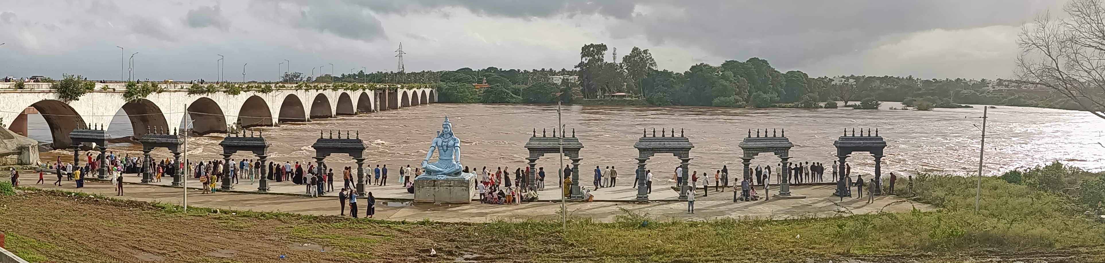 ಹರಿಹರದಲ್ಲಿ ಮೈದುಂಬಿ ಹರಿಯುತ್ತಿರುವ ಜಿಲ್ಲೆಯ ಜೀವ ನದಿ ತುಂಗಭದ್ರೆ –ಪ್ರಜಾವಾಣಿ ಚಿತ್ರ: ಇನಾಯತ್‌ ಉಲ್ಲಾ ಟಿ.