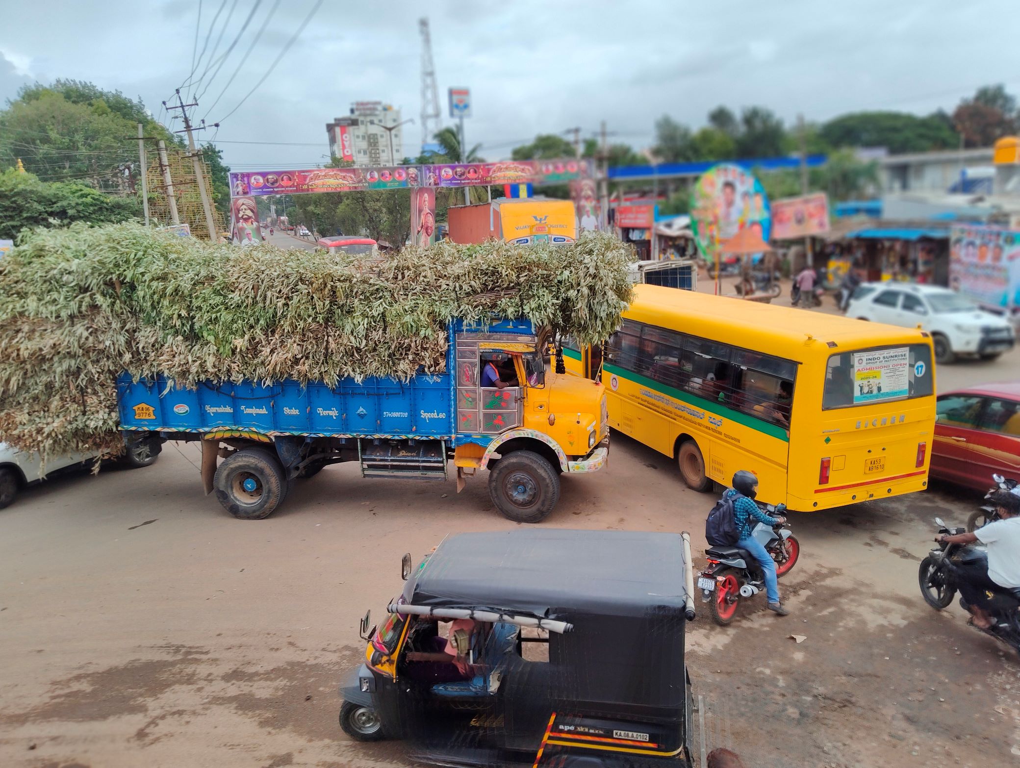 ಮಾಲೂರು ಕೆಂಪೇಗೌಡ ವೃತ್ತದಲ್ಲಿ ಸಂಚಾರ ದೀಪದ ವ್ಯವಸ್ಥೆ ಇಲ್ಲದೆ ವಾಹನ ದಟ್ಟಣೆ ಹೆಚ್ಚಾಗಿರುವುದು 