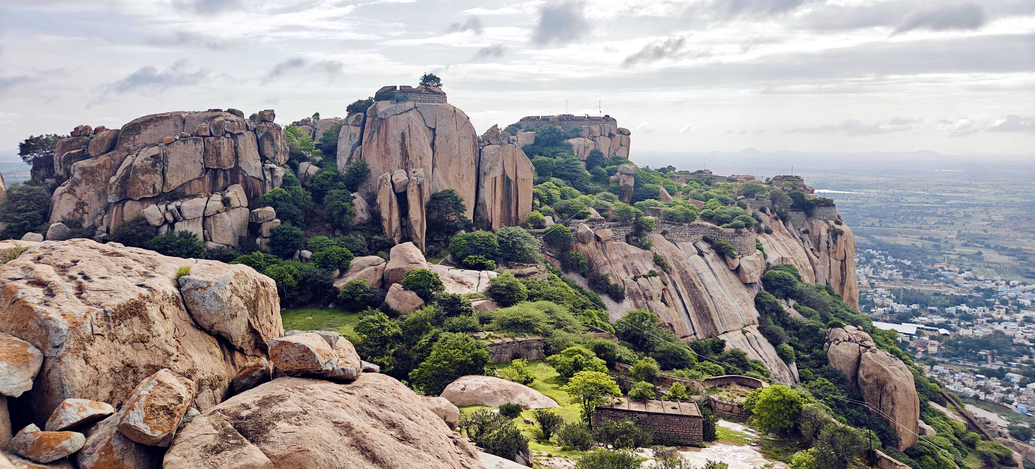 ಪಾವಗಡ ಬೆಟ್ಟದ ಮೇಲಿರುವ ಕೋಟೆ ಐತಿಹಾಸಿಕ ಸ್ಮಾರಕ