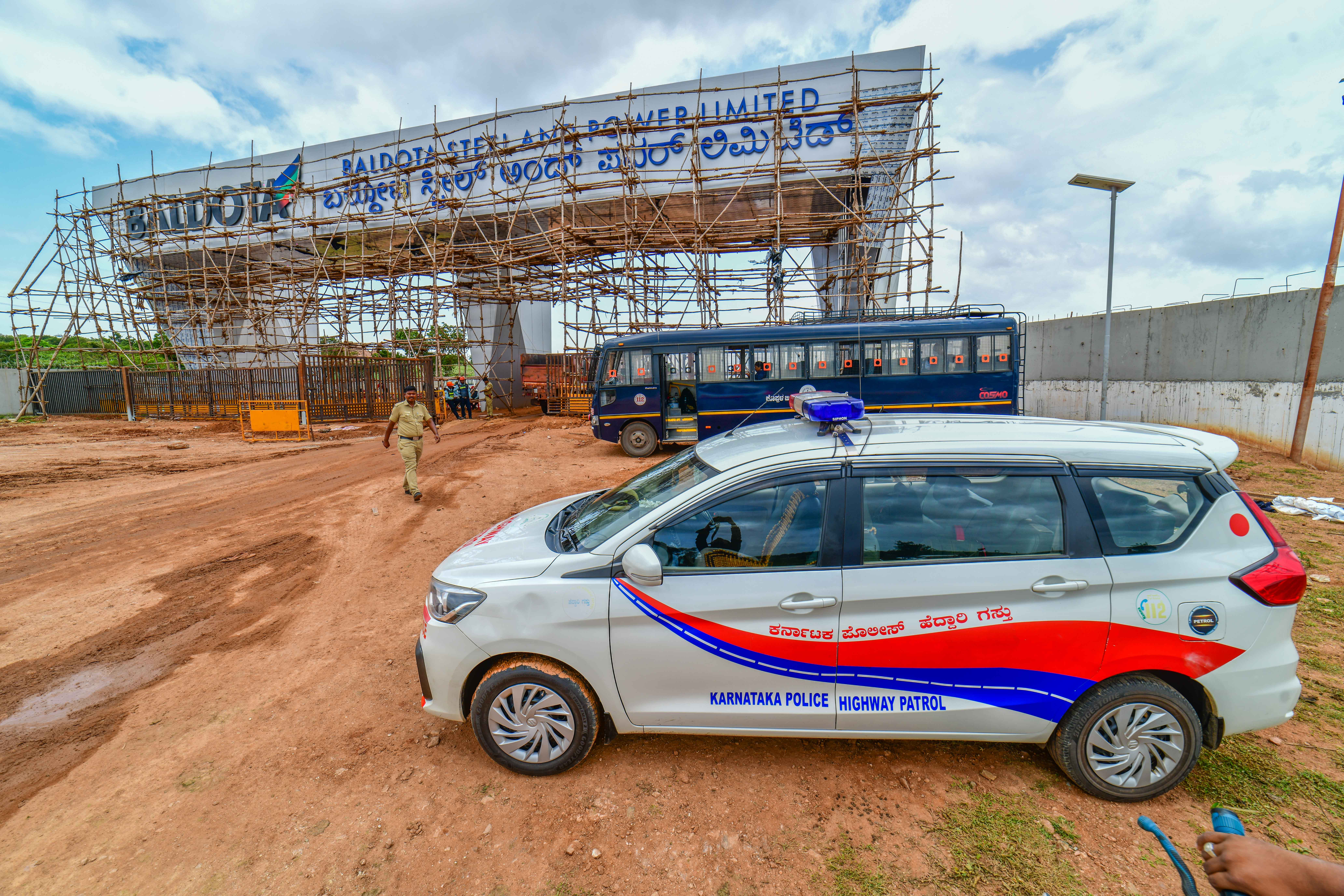 ಕೊಪ್ಪಳದ ಹೊರವಲಯದಲ್ಲಿರುವ ಬಲ್ಡೋಟಾ ಕಂಪನಿ ಗೇಟ್‌ನ ಮುಂಭಾಗದಲ್ಲಿ ಪೊಲೀಸ್‌ ಬಂದೋಬಸ್ತ್‌ ಮಾಡಲಾಗಿತ್ತು