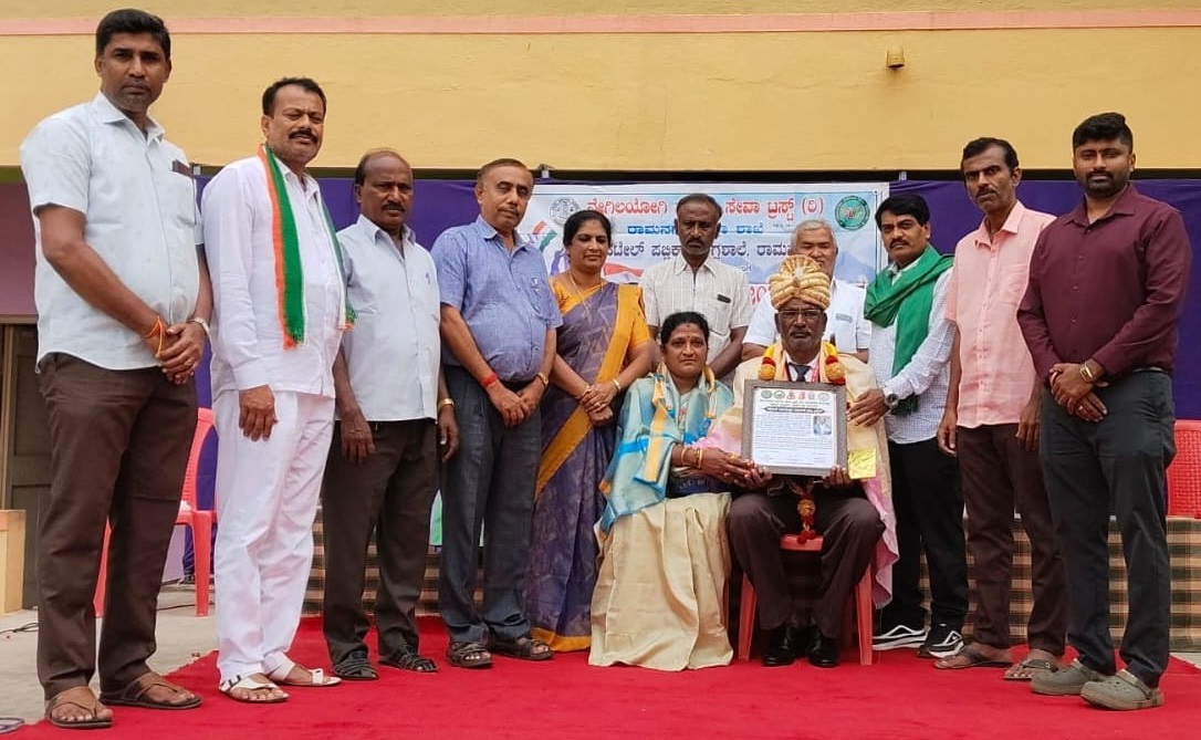 ರಾಮನಗರದ ಮಾಗಡಿ ರಸ್ತೆಯಲ್ಲಿರುವ ಪಟೇಲ್ ಆಂಗ್ಲ ಶಾಲೆಯಲ್ಲಿ ನೇಗಿಲಯೋಗಿ ಸಮಾಜ ಸೇವಾ ಟ್ರಸ್ಟ್‌ನಿಂದ ನಡೆದ ಕಾರ್ಗಿಲ್ ವಿಜಯ ದಿನದ ಕಾರ್ಯಕ್ರಮದಲ್ಲಿ ನಿವೃತ್ತ ಯೋಧ ಕಲ್ಲುಗೋಪನಹಳ್ಳಿಯ ಕೆ.ಎಚ್. ನಾಗರಾಜು ಅವರನ್ನು ಸನ್ಮಾನಿಸಲಾಯಿತು. ಟ್ರಸ್ಟ್ ಜಿಲ್ಲಾಧ್ಯಕ್ಷ ಪಟೇಲ್ ಸಿ. ರಾಜು ಪ್ರಧಾನ ಕಾರ್ಯದರ್ಶಿ ತಿಮ್ಮೇಗೌಡ ಕನಕಪುರ ಅಧ್ಯಕ್ಷ ಗಬ್ಬಾಡಿ ಕಾಡೇಗೌಡ ಕಸಾಪ ಜಿಲ್ಲಾಧ್ಯಕ್ಷ ನಾಗೇಶ್ ಬಿ.ಟಿ ಹಾಗೂ ಇತರರು ಇದ್ದಾರೆ