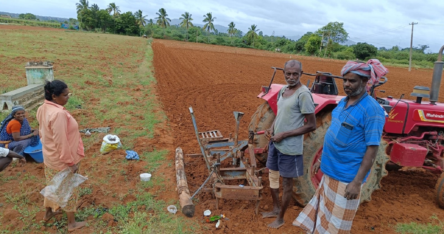 ಕೋಲಾರ ತಾಲ್ಲೂಕಿನ ಕಿತ್ತಂಡೂರು ಗ್ರಾಮದ ಬಳಿ ಬಿತ್ತನೆ ಕಾರ್ಯದಲ್ಲಿ ತೊಡಗಿದ್ದ ರೈತರು