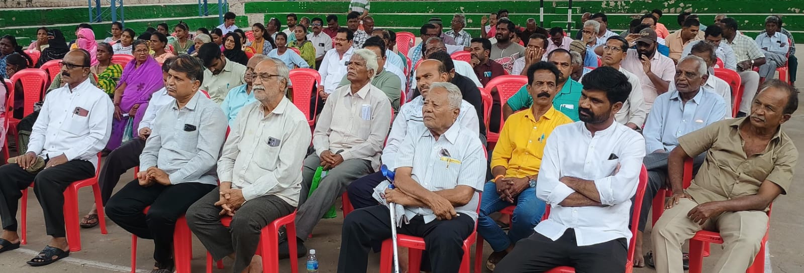 ನಗರದ ಸಮಸ್ಯೆಗಳಿಗೆ ಪರಿಹಾರ ಒದಗಿಸಲು ಆಗ್ರಹಿಸಿ ಭಾನುವಾರ ಗಾಂಧಿ ಭವನದಲ್ಲಿ ನಡೆದ ಬಳ್ಳಾರಿ ನಾಗರಿಕ ಹೋರಾಟ ಸಮಿತಿ (ಬಿಎನ್‌ಎಚ್‌ಎಸ್‌) ಸಮಾವೇಶದಲ್ಲಿ ಭಾಗವಹಿಸಿದ್ದ ಜನ 