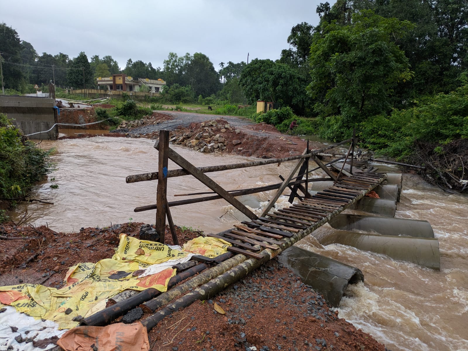 ಕಾರ್ಕಳ ತಾಲ್ಲೂಕಿನ ಮುಡಾರು ಗ್ರಾಮದಿಂದ ರಾಮೇರಗುತ್ತು ಎಂಬಲ್ಲಿಗೆ ಹೋಗಿಬರಲು ತಾತ್ಕಾಲಿಕವಾಗಿ ನಿರ್ಮಿಸಿದ ಅಡಿಕೆ ಮರದ ಕಾಲು ಸುಂಕ