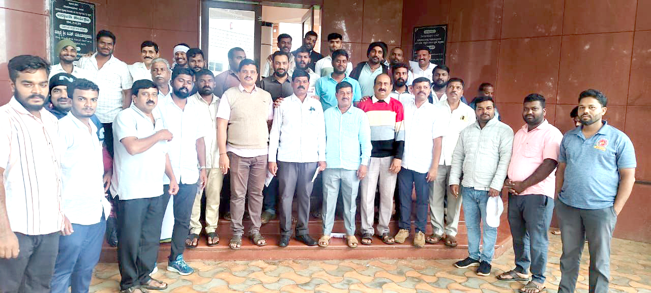 ಶಿಕಾರಿಪುರದ ಪ್ರವಾಸಿ ಮಂದಿರದಲ್ಲಿ ಗುರುವಾರ ಕಾಂಗ್ರೆಸ್ ಕಾರ್ಯಕರ್ತರು ಸಭೆ ನಡೆಸಿ ಒಗ್ಗಟ್ಟು ಪ್ರದರ್ಶಿಸಿ ಚರ್ಚೆ ನಡೆಸಿದರು