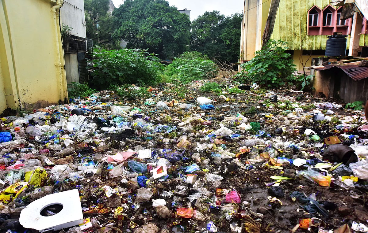 ಹುಬ್ಬಳ್ಳಿ | ಖಾಲಿ ನಿವೇಶನ: ತ್ಯಾಜ್ಯ ಎಸೆಯುವ ತಾಣ