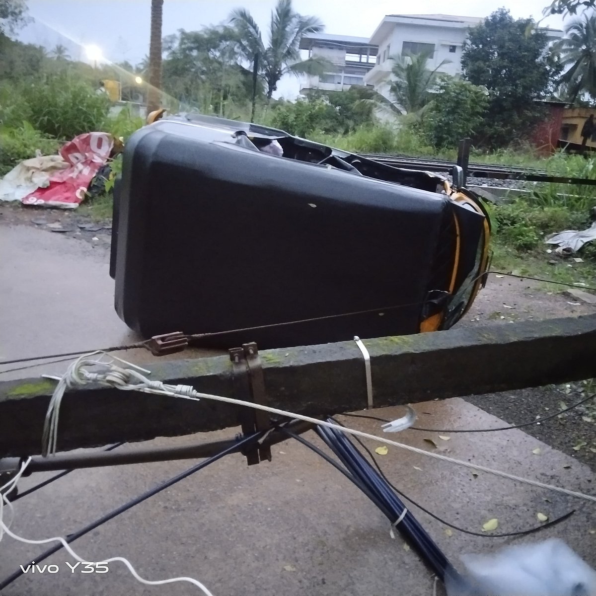 Karnataka Rains | ಉಳ್ಳಾಲ: ಮರ, ವಿದ್ಯುತ್ ಕಂಬ ಉರುಳಿ ಆಟೊ ರಿಕ್ಷಾಕ್ಕೆ ಹಾನಿ