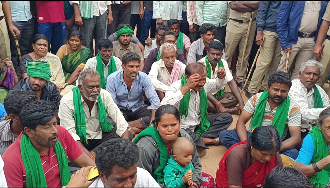 ಕೈಗಾರಿಕೆಗೆ ಭೂಮಿ ಕೊಡುವುದಿಲ್ಲ ಎಂದು ಯಣ್ಣಂಗೂರು ಗ್ರಾಮದ ರೈತರು ರಸ್ತೆಯಲ್ಲಿ ಪ್ರತಿಭಟನೆ ನಡೆಸಿದರು