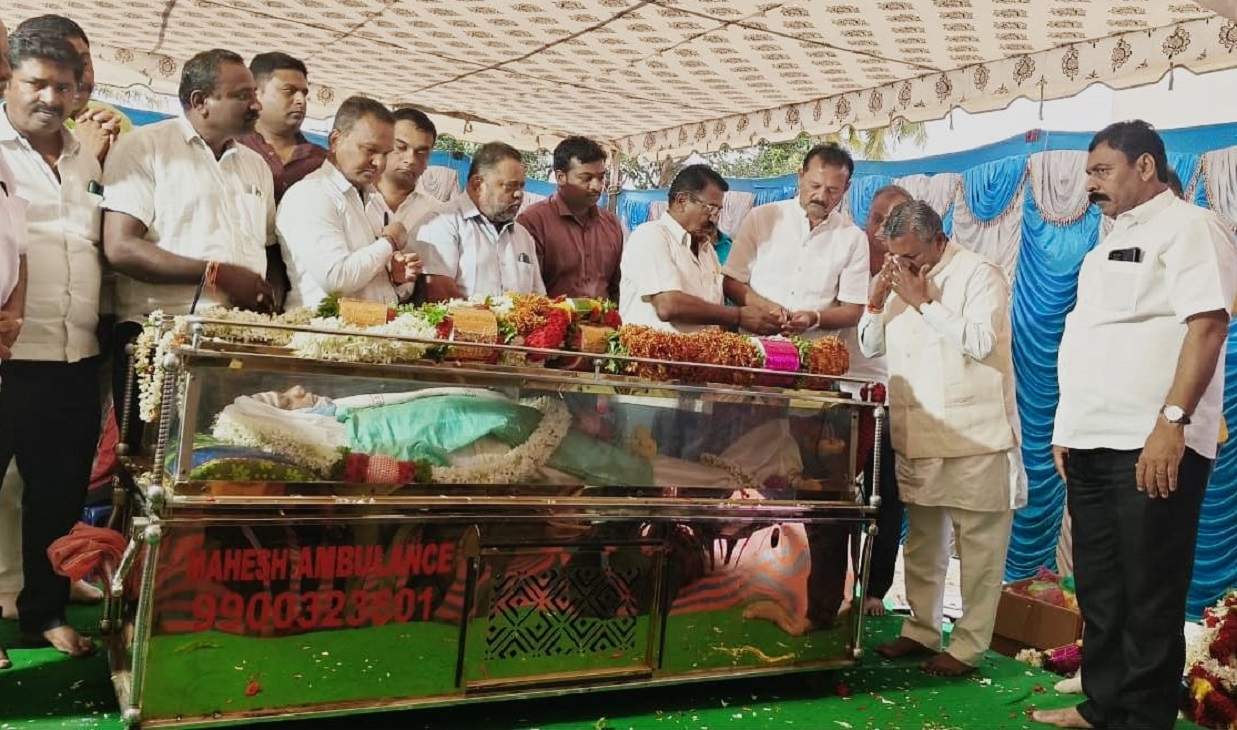 ಸಚಿವ ಕೆ.ಎಚ್‌.ಮುನಿಯಪ್ಪ ಹರಿಕಥಾ ವಿದ್ವಾನ್ ಎನ್.ಆರ್.ಜ್ಞಾನಮೂರ್ತಿ ಅವರ ಪಾರ್ಥಿವ ಶರೀರದ ಅಂತಿಮ ದರ್ಶನ ಪಡೆದರು