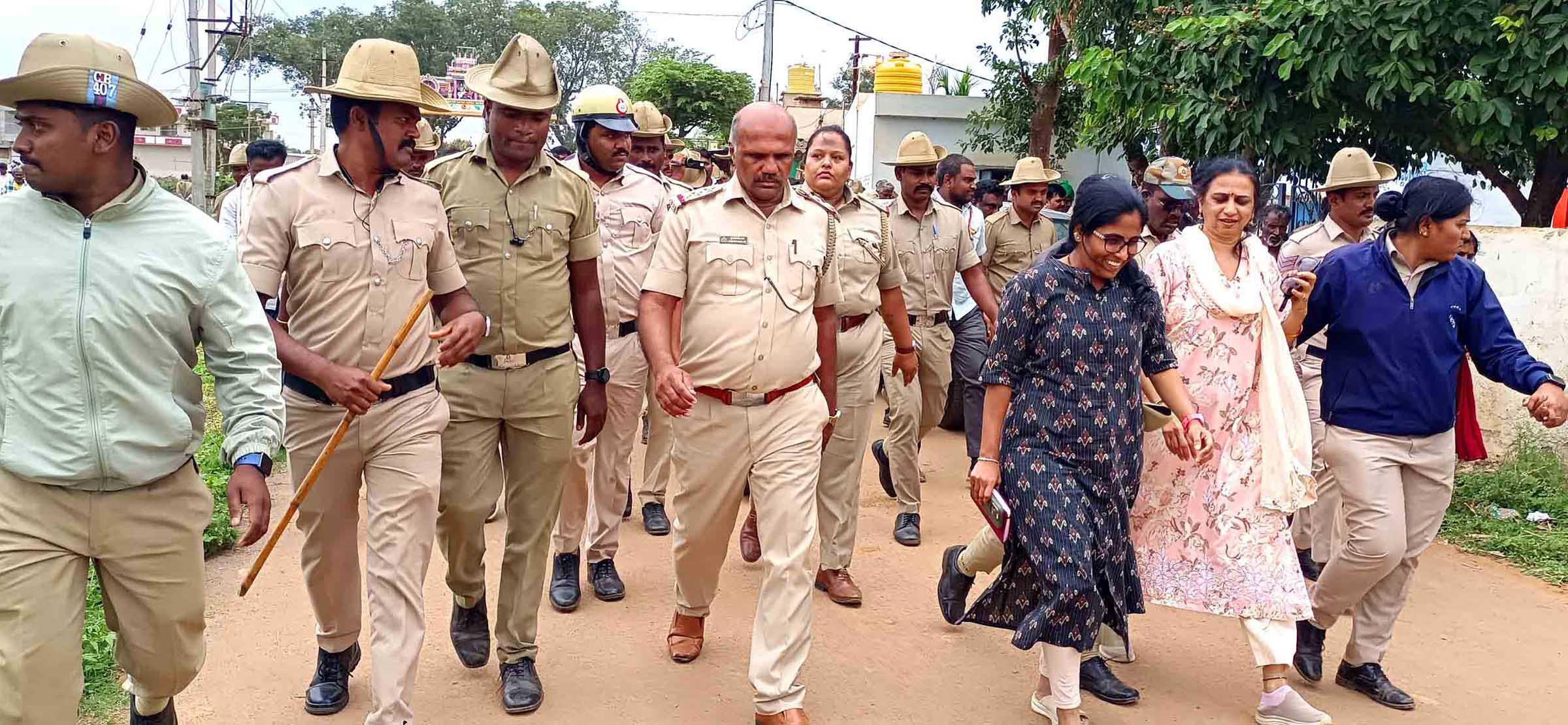 ಶಿಡ್ಲಘಟ್ಟ ತಾಲ್ಲೂಕಿನ ಯಣ್ಣಂಗೂರು ಗ್ರಾಮದಲ್ಲಿ ರೈತರು ತೀವ್ರ ವಿರೋಧದಿಂದ ಪೊಲೀಸ್ ಸರ್ಪಗಾವಲಿನಲ್ಲಿ ಜಮೀನು ವೀಕ್ಷಣೆಗೆ ಹೊರಟ ಅಧಿಕಾರಿಗಳು