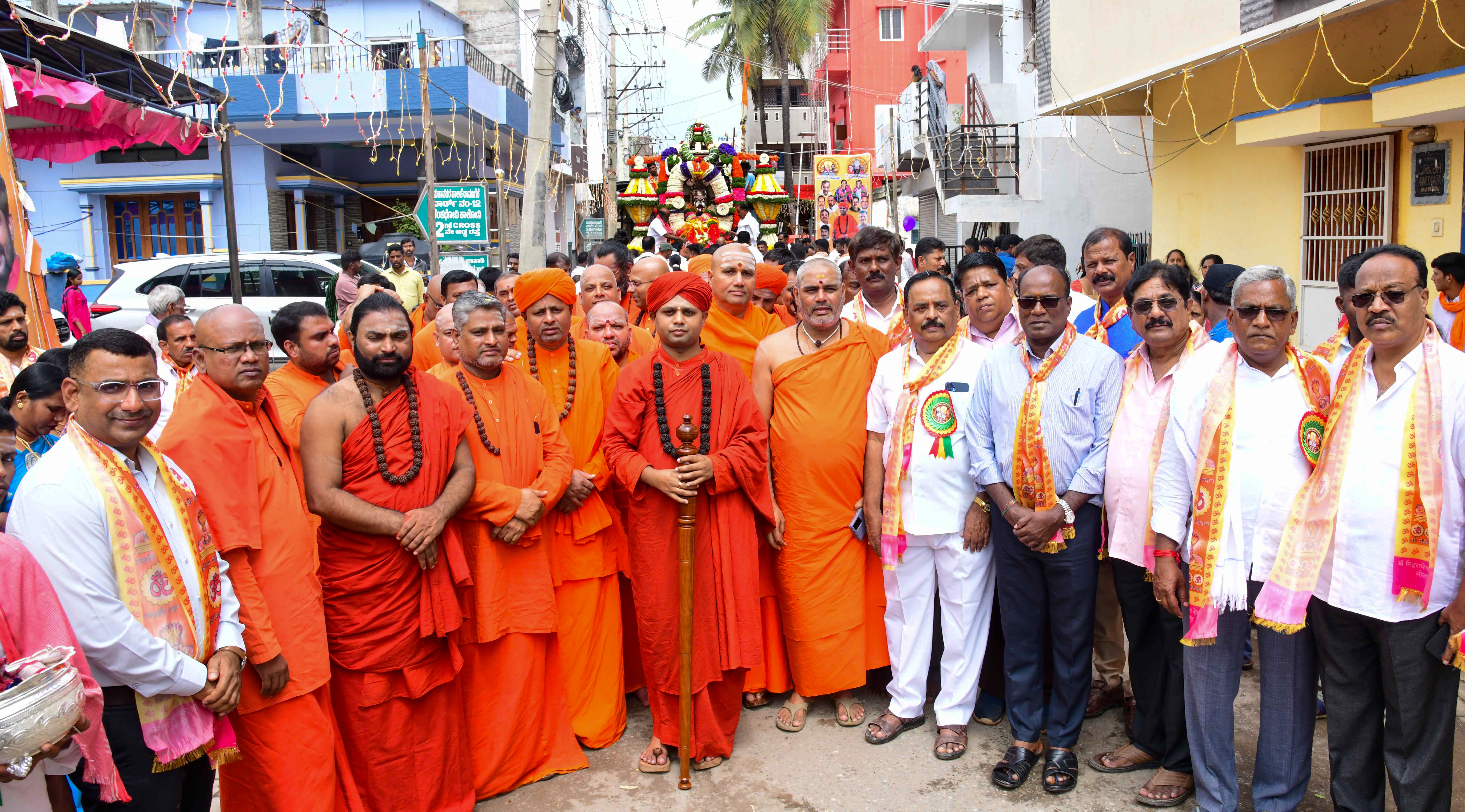 ದಾವಣಗೆರೆಯಲ್ಲಿ ಶಿವಯೋಗಿ ಸಿದ್ಧರಾಮೇಶ್ವರರ ರಥೋತ್ಸವದಲ್ಲಿ ಪಾಲ್ಗೊಂಡಿದ್ದ ನಾಡಿನ ವಿವಿಧ ಮಠಾಧೀಶರು –ಪ್ರಜಾವಾಣಿ ಚಿತ್ರ