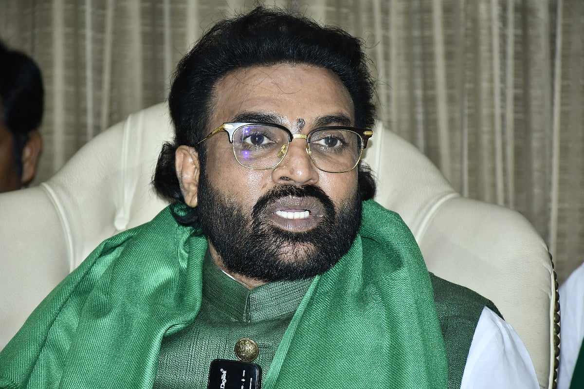 ಬಳ್ಳಾರಿ | ಶ್ರೀಲಂಕಾ, ಬಾಂಗ್ಲಾದೇಶಕ್ಕೆ ಯೂರಿಯಾ: ಶ್ರೀರಾಮುಲು ಆರೋಪ