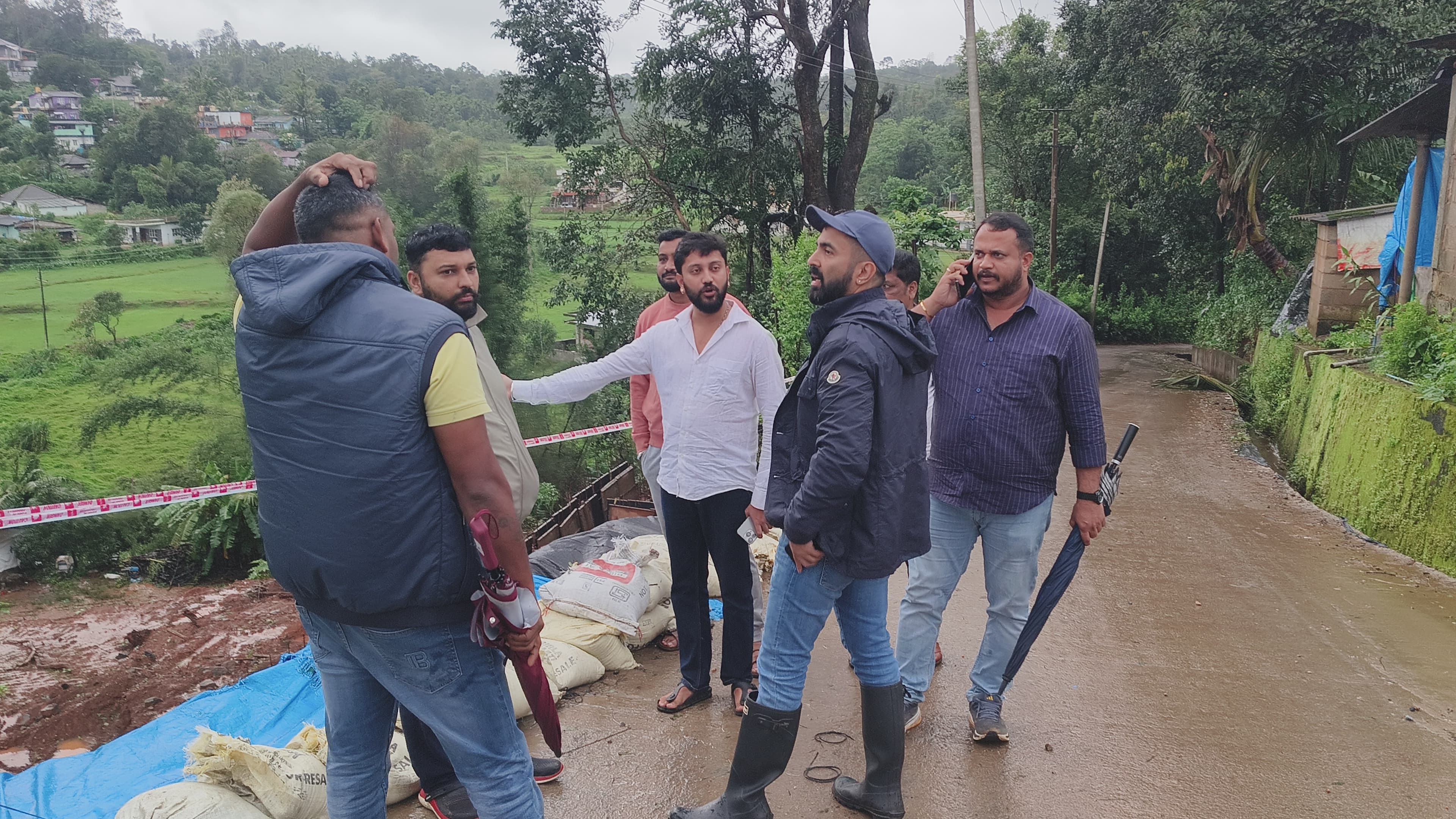 ಸೋಮವಾರಪೇಟೆಯಿಂದ ಸಕಲೇಶಪುರಕ್ಕೆ ತೆರಳುವ ಮಾರ್ಗದ ಆಲೆಕಟ್ಟೆ ಬಳಿ ರಸ್ತೆಗೆ ತಡೆಗೋಡೆ ನಿರ್ಮಿಸುತ್ತಿರುವ ಸ್ಥಳಕ್ಕೆ ಶಾಸಕ ಡಾ. ಮಂತರ್ ಗೌಡ ಭೇಟಿ ನೀಡಿ ಮಾಹಿತಿ ಪಡೆದರು