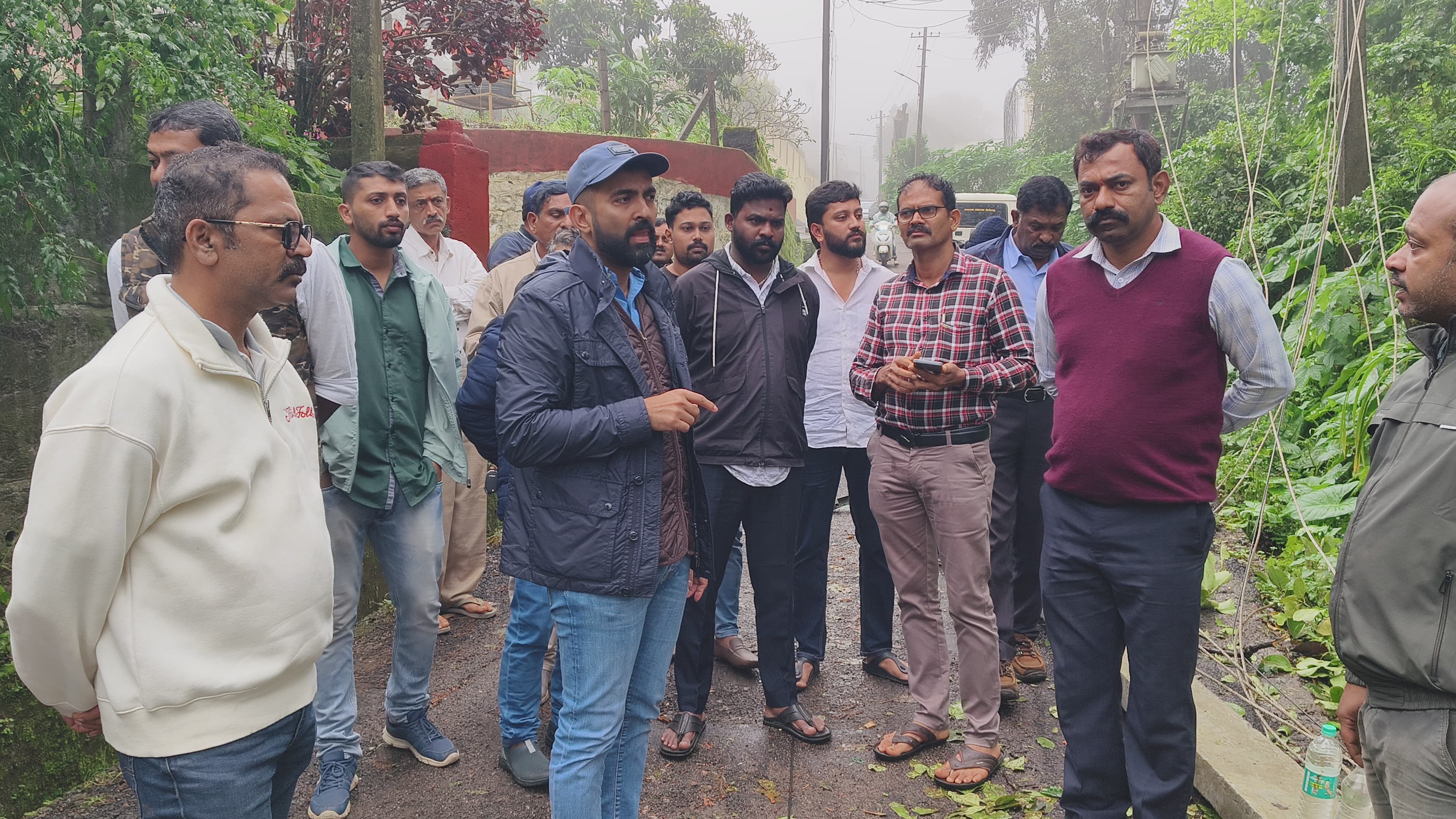 ಸೋಮವಾರಪೇಟೆ ಸಮೀಪದ ದುದ್ ಗಲ್ಲು ಗ್ರಾಮದಲ್ಲಿ ವಿದ್ಯುತ್ ಮಾರ್ಗದ ಮೇಲೆ ಮರಗಳು ಬಿದ್ದು ವಿದ್ಯುತ್ ಕಂಬಗಳು ಬಿದ್ದಿರುವ ಸ್ಥಳಕ್ಕೆ ಶಾಸಕ ಮಂತರ್ ಗೌಡ ತೆರಳಿ ಪರಿಶೀಲಿಸಿದರು