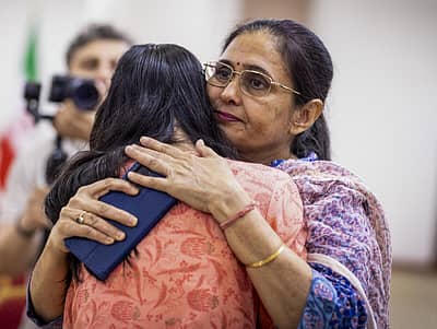 ಮಗಳನ್ನು ತಬ್ಬಿಕೊಂಡ ದಿವ್ಯಾ ದೇಶಮುಖ್ ಅವರ ತಾಯಿ