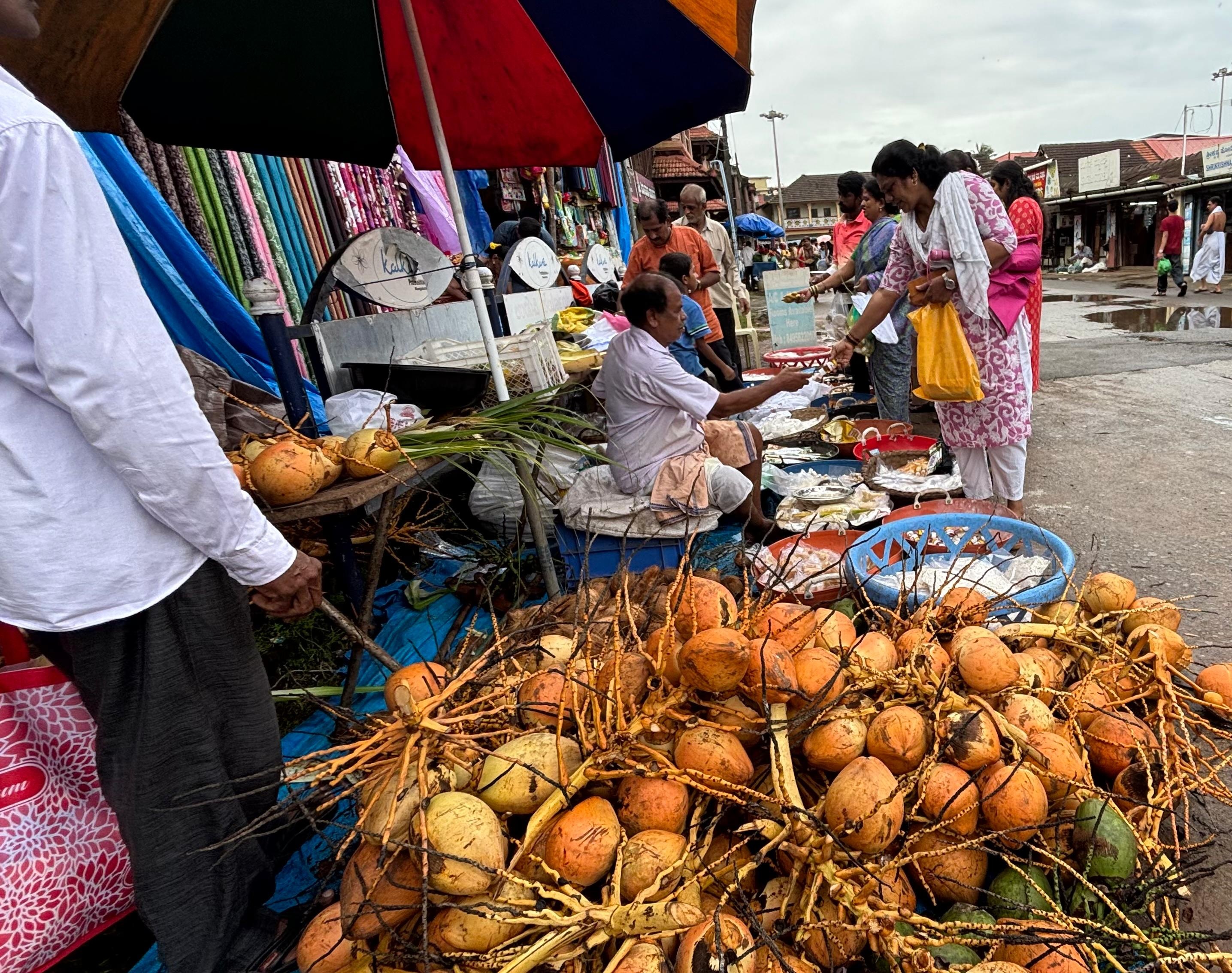 ನಗರದಲ್ಲಿ ಎಳನೀರು ಮಾರಾಟ ನಡೆಯಿತು