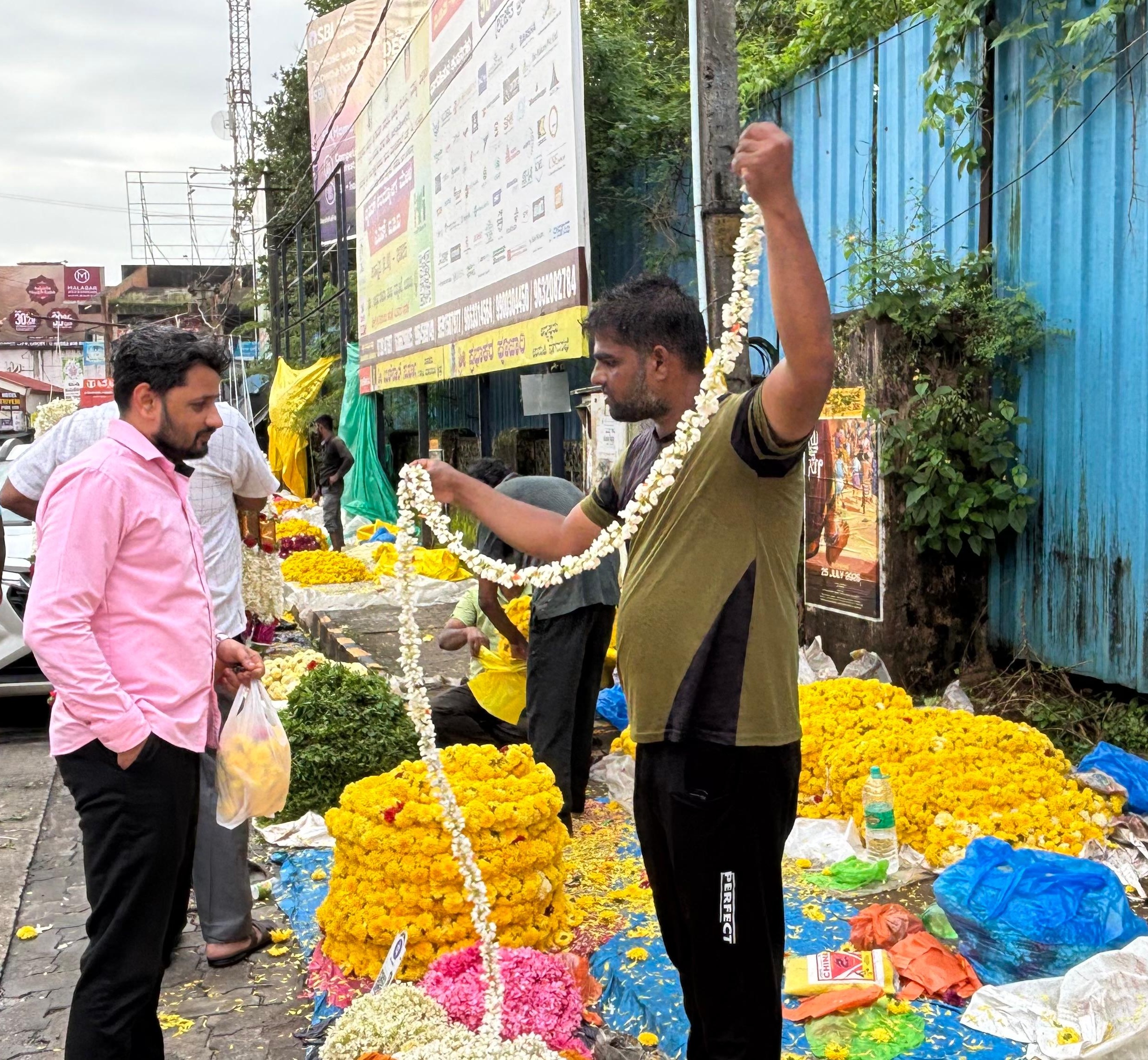 ನಾಗರ ಪಂಚಮಿ ಮುನ್ನಾ ದಿನವಾದ ಸೋಮವಾರ ನಗರದಲ್ಲಿ ಹೂವಿನ ಮಾರಾಟ ನಡೆಯಿತು