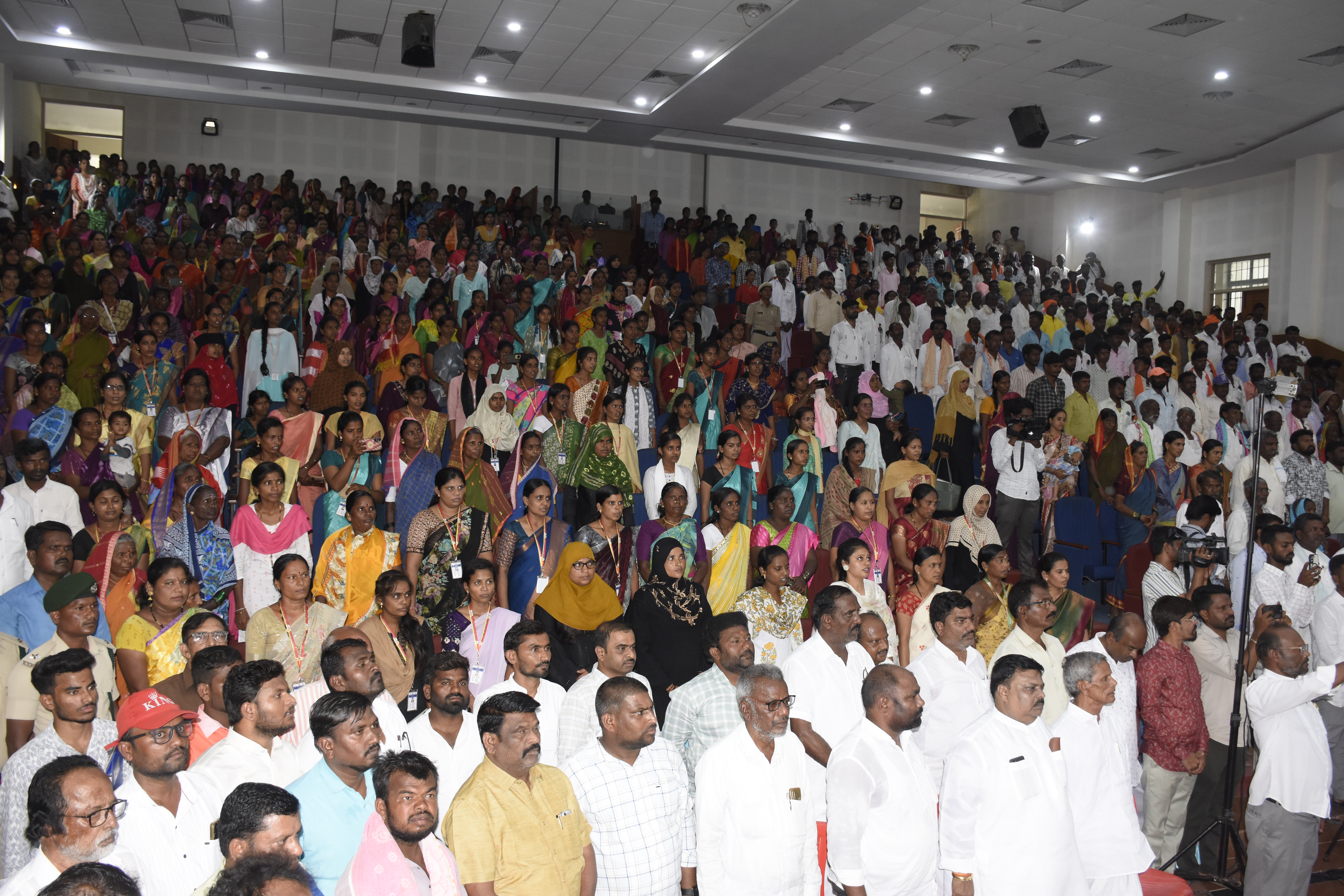 ಯಾದಗಿರಿ ನಗರದ ಜಿಲ್ಲಾಧಿಕಾರಿ ಅಡಿಟೋರಿಯಂ ಸಭಾಂಗಣದಲ್ಲಿ ಸೋಮವಾರ ಅರಣ್ಯ ಇಲಾಖೆ ಹಮ್ಮಿಕೊಂಡಿದ್ದ ವನಮಹೋತ್ಸವದಲ್ಲಿ ಭಾಗವಹಿಸಿದ್ದ ಸಾರ್ವಜನಿಕರು