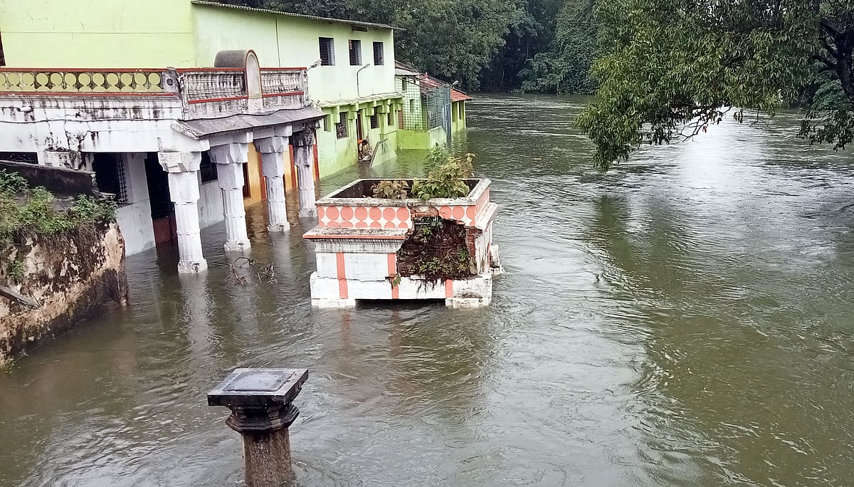 ಶ್ರೀರಂಗಪಟ್ಟಣ | ಕೆಆರ್‌ಎಸ್ ಜಲಾಶಯದಿಂದ ನೀರು ಬಿಡುಗಡೆ: ಮಂಟಪ, ದೇಗುಲ ಮುಳುಗಡೆ