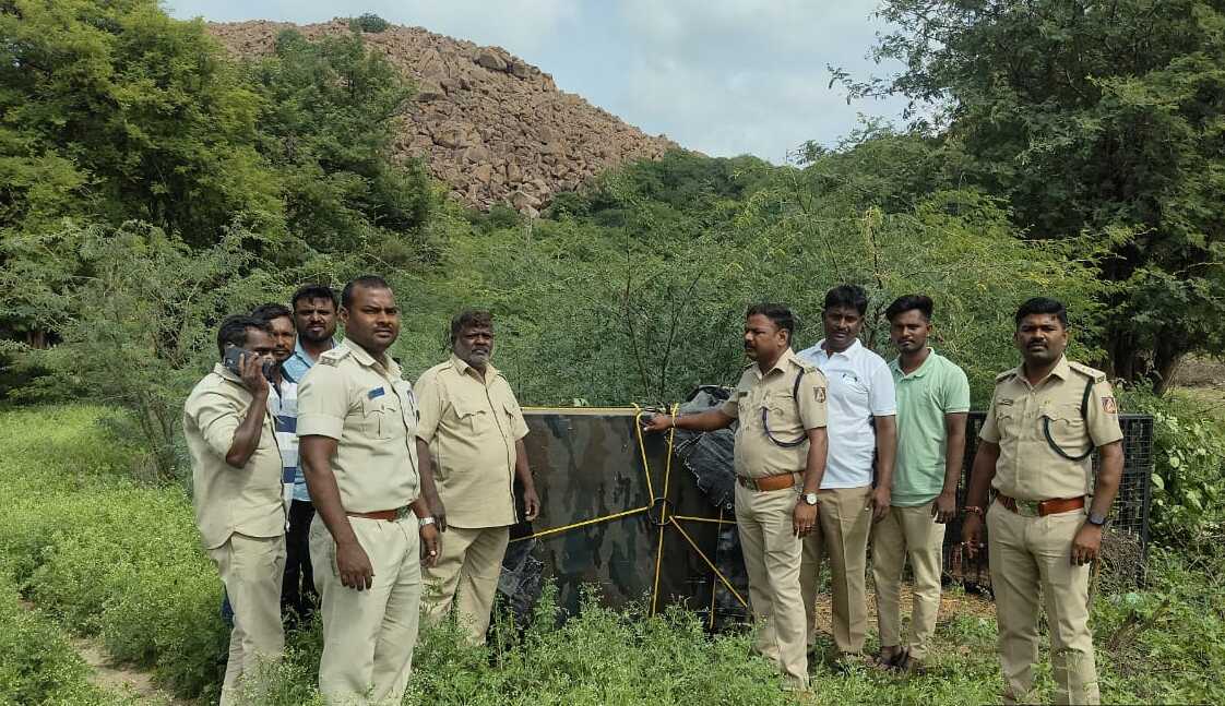 ರಾಯಚೂರು ತಾಲ್ಲೂಕಿನ ಮಲಿಯಬಾದ್ ಗೋಶಾಲೆಯ ಗುಡ್ಡದ ಪ್ರದೇಶದಲ್ಲಿ ಬೋನಿಗೆ ಬಿದ್ದ ಚಿರತೆಯೊಂದಿಗೆ ಕಾರ್ಯಾಚರಣೆ ನಡೆಸಿದ ಅರಣ್ಯ ಇಲಾಖೆ ಸಿಬ್ಬಂದಿ