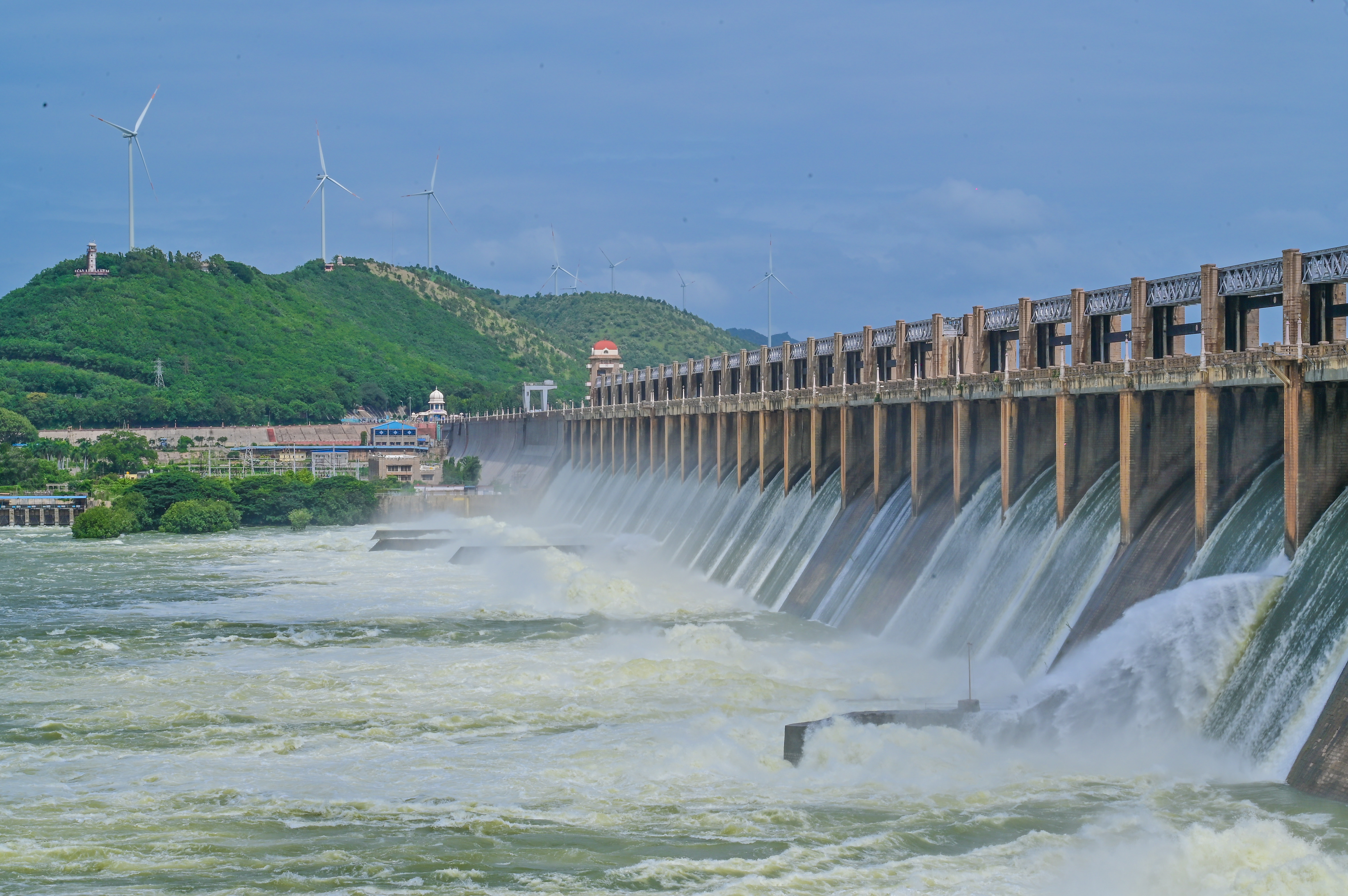 ತುಂಗಭದ್ರಾ ಜಲಾಶಯದ ಕ್ರಸ್ಟ್‌ಗೇಟ್‌ಗಳ ಮೂಲಕ ನೀರು ಹೊರಬೀಳುವ ನಯನ ಮನೋಹರ ದೃಶ್ಯ 